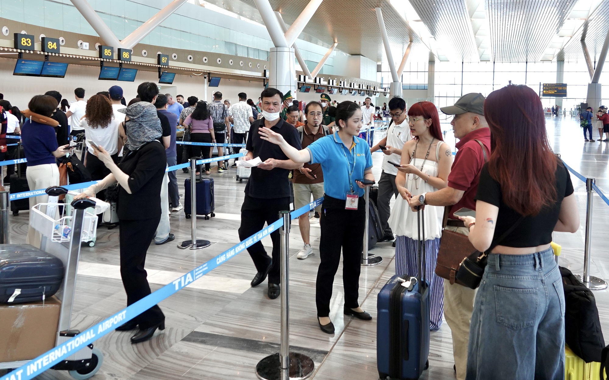 Hành khách suýt lỡ chuyến bay vì xuống nhầm nhà ga Tân Sơn Nhất