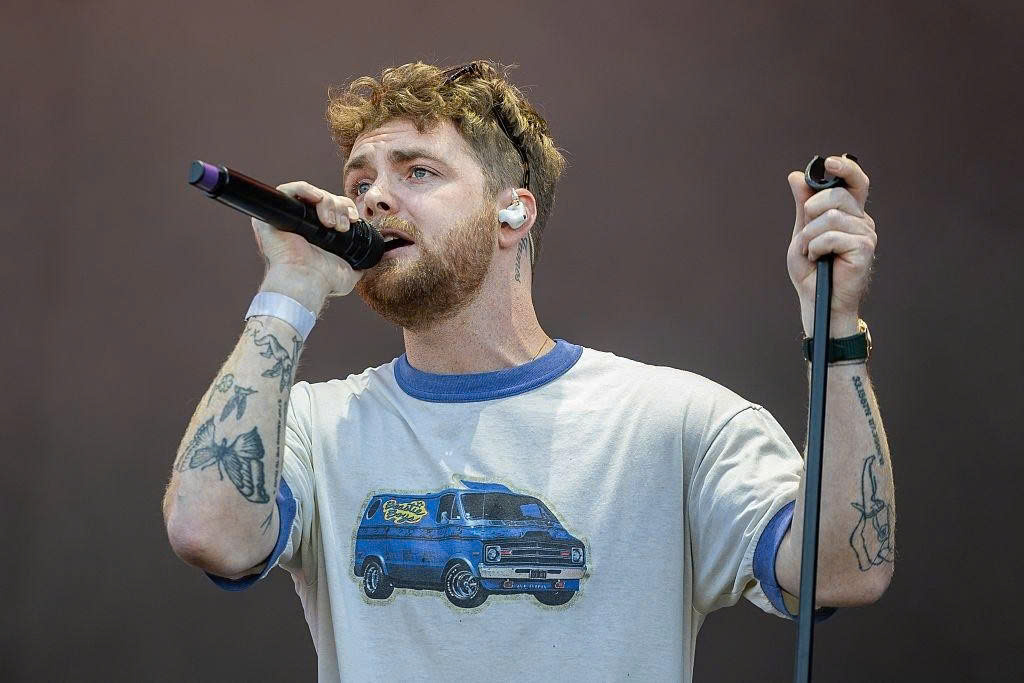 Alex Warren bỗng 'hot rần rần' vì sự cố hát lệch nhịp tại Grammy - Ảnh 4.