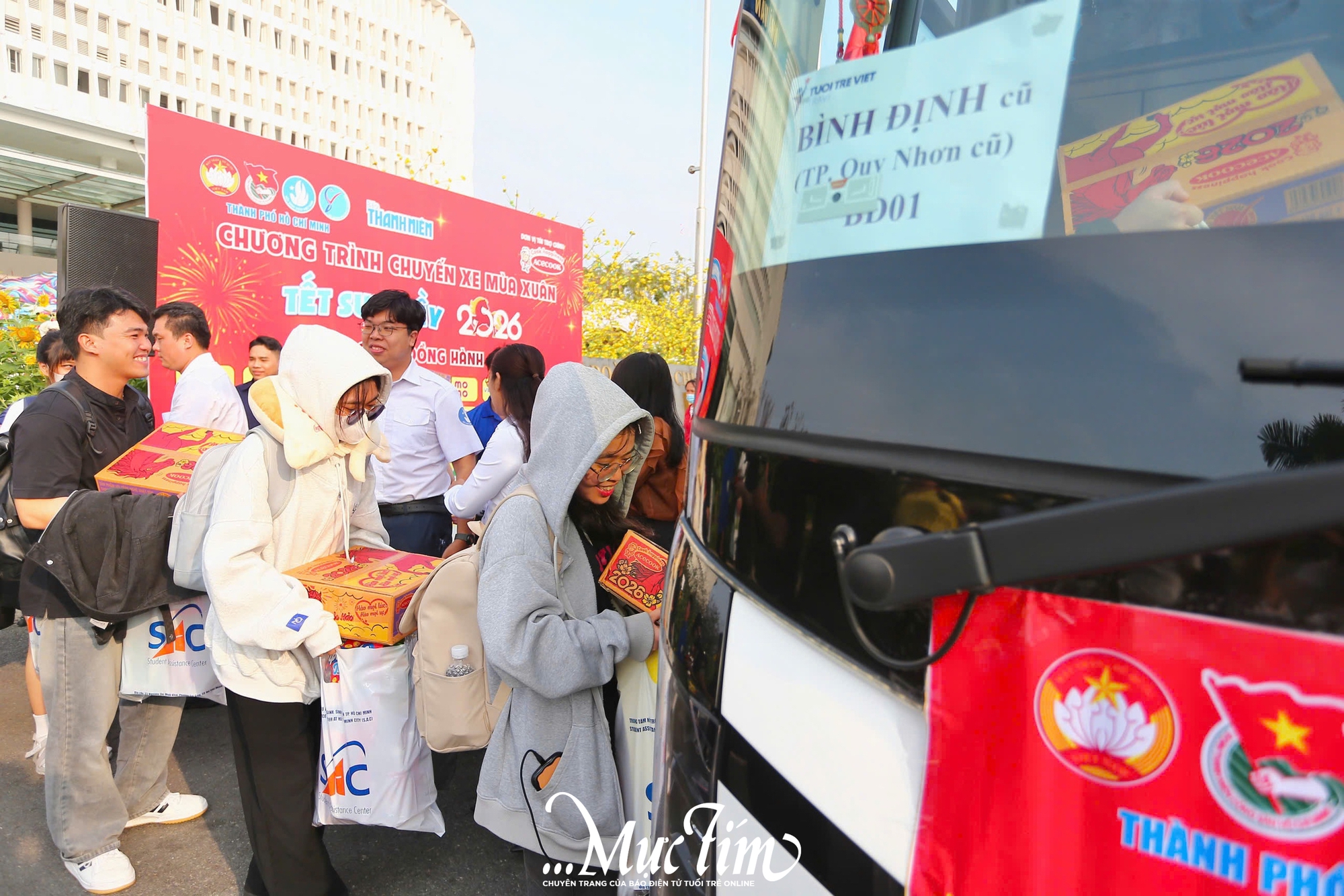 Chuyến xe mùa xuân đưa 2.000 sinh viên về quê đón Tết sum vầy - Ảnh 1.