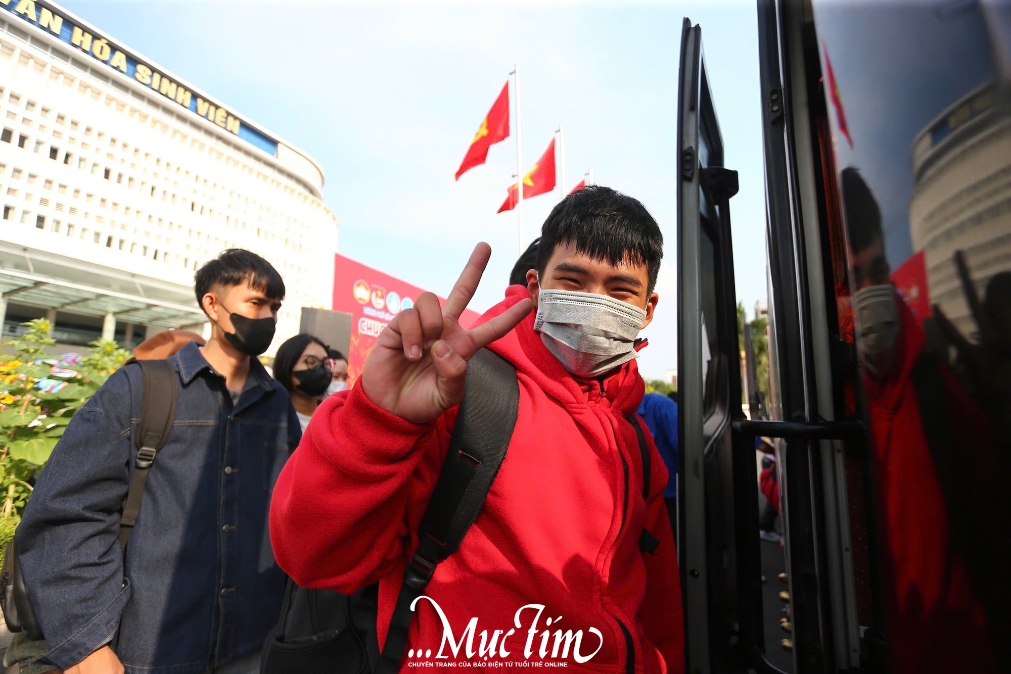 Chuyến xe mùa xuân đưa 2.000 sinh viên về quê đón Tết sum vầy - Ảnh 8.