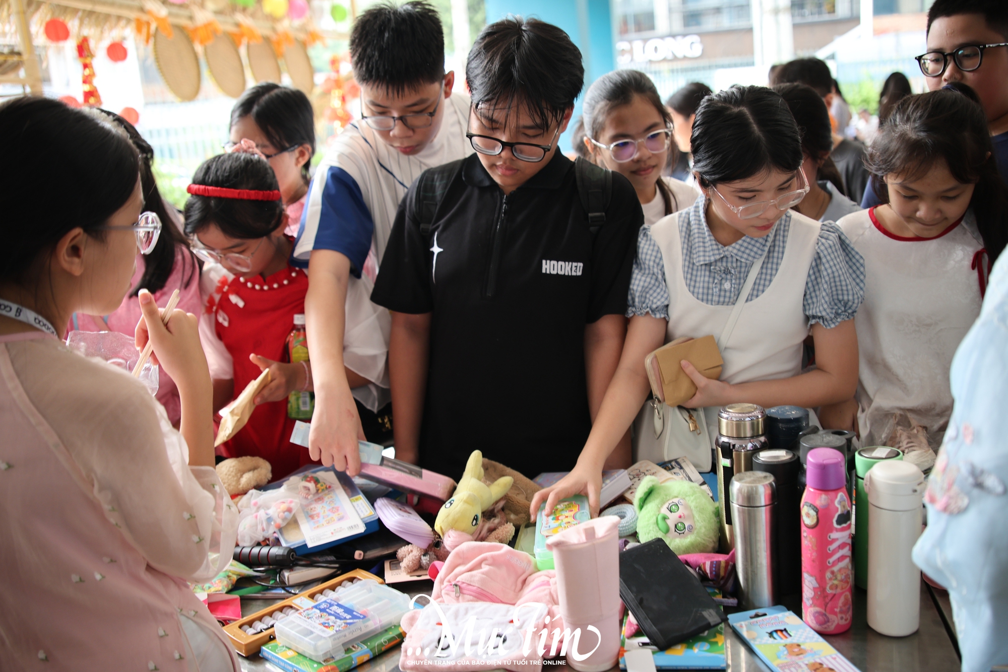 Gian hàng sẻ chia ấm áp tại Hội Xuân THCS Nguyễn Gia Thiều - Ảnh 3.