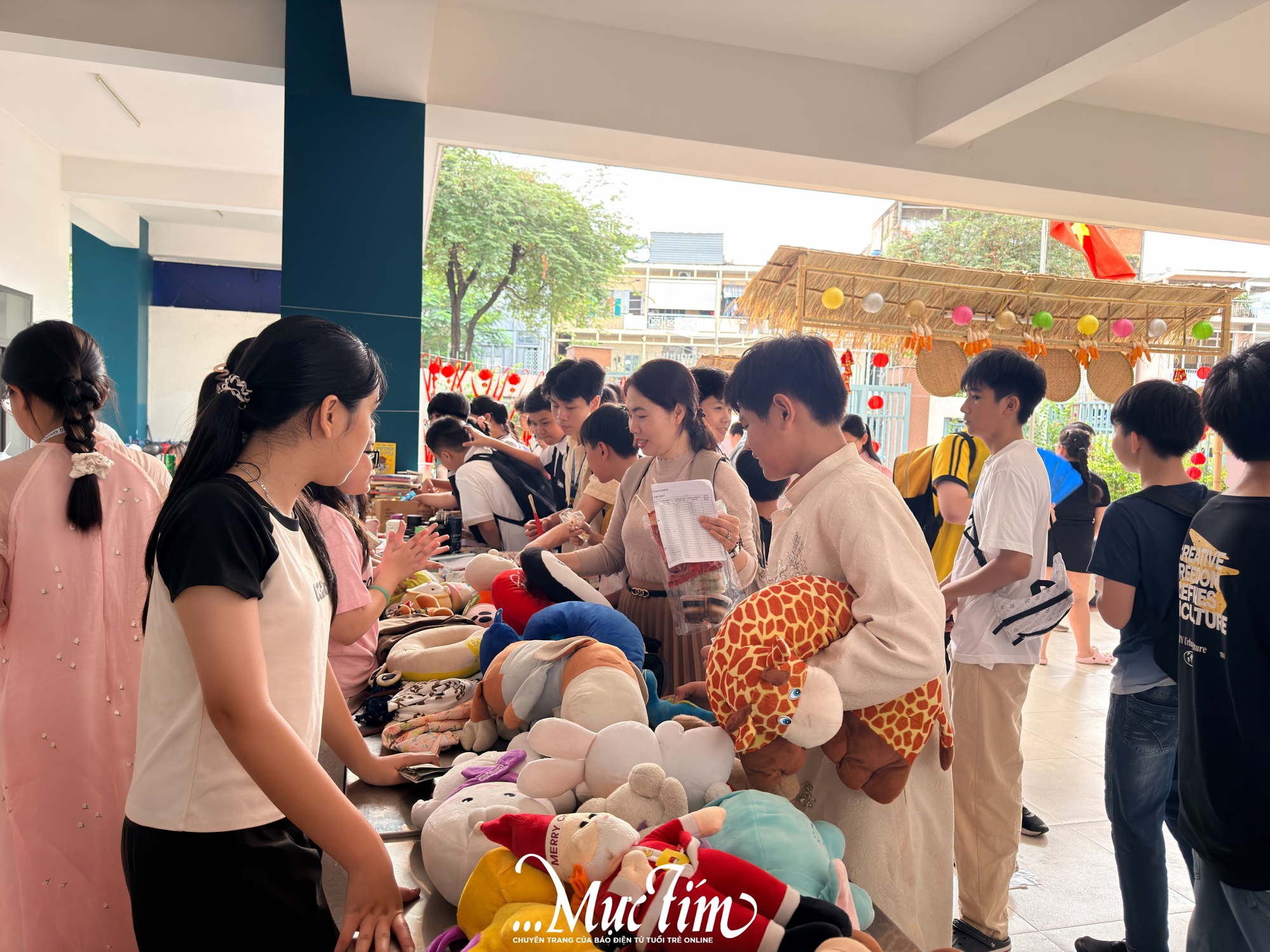 Gian hàng sẻ chia ấm áp tại Hội Xuân THCS Nguyễn Gia Thiều - Ảnh 4.