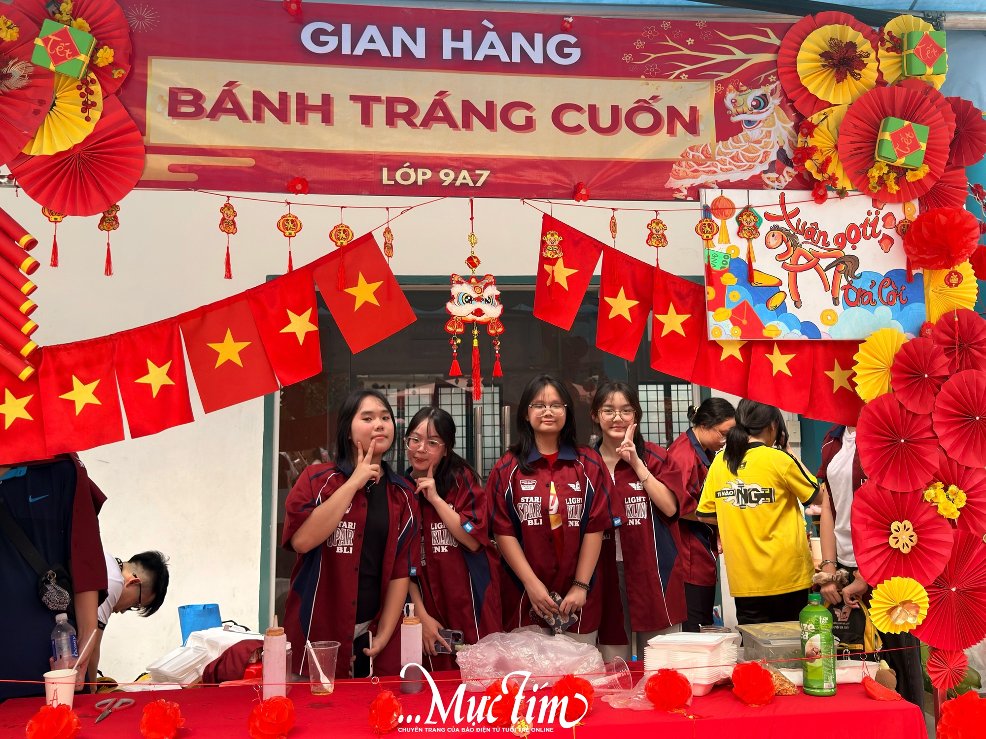 Gian hàng sẻ chia ấm áp tại Hội Xuân THCS Nguyễn Gia Thiều - Ảnh 8.