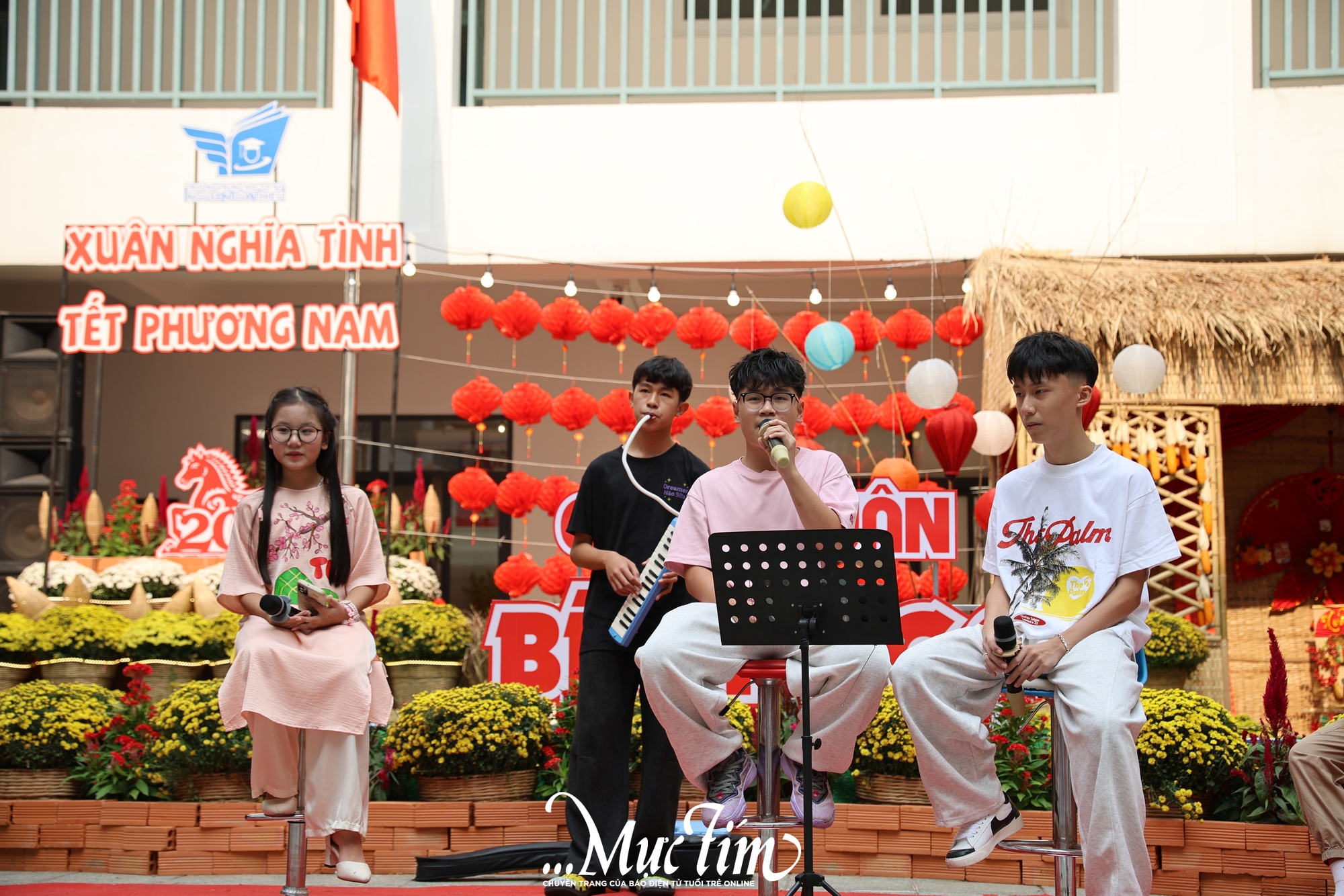 Gian hàng sẻ chia ấm áp tại Hội Xuân THCS Nguyễn Gia Thiều - Ảnh 1.