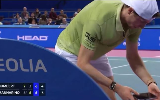 Tay vợt ăn mừng khiêu khích khiến cổ động viên 'bạo tạc', cảnh sát phải hộ tống về khách sạn - Ảnh 1.