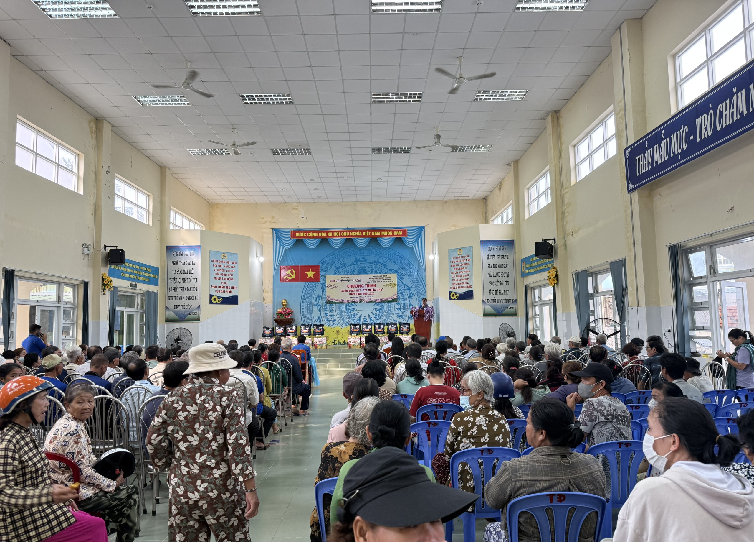 Trao 800 phần quà Tết đến với bà con Cần Giờ - Ảnh 7.