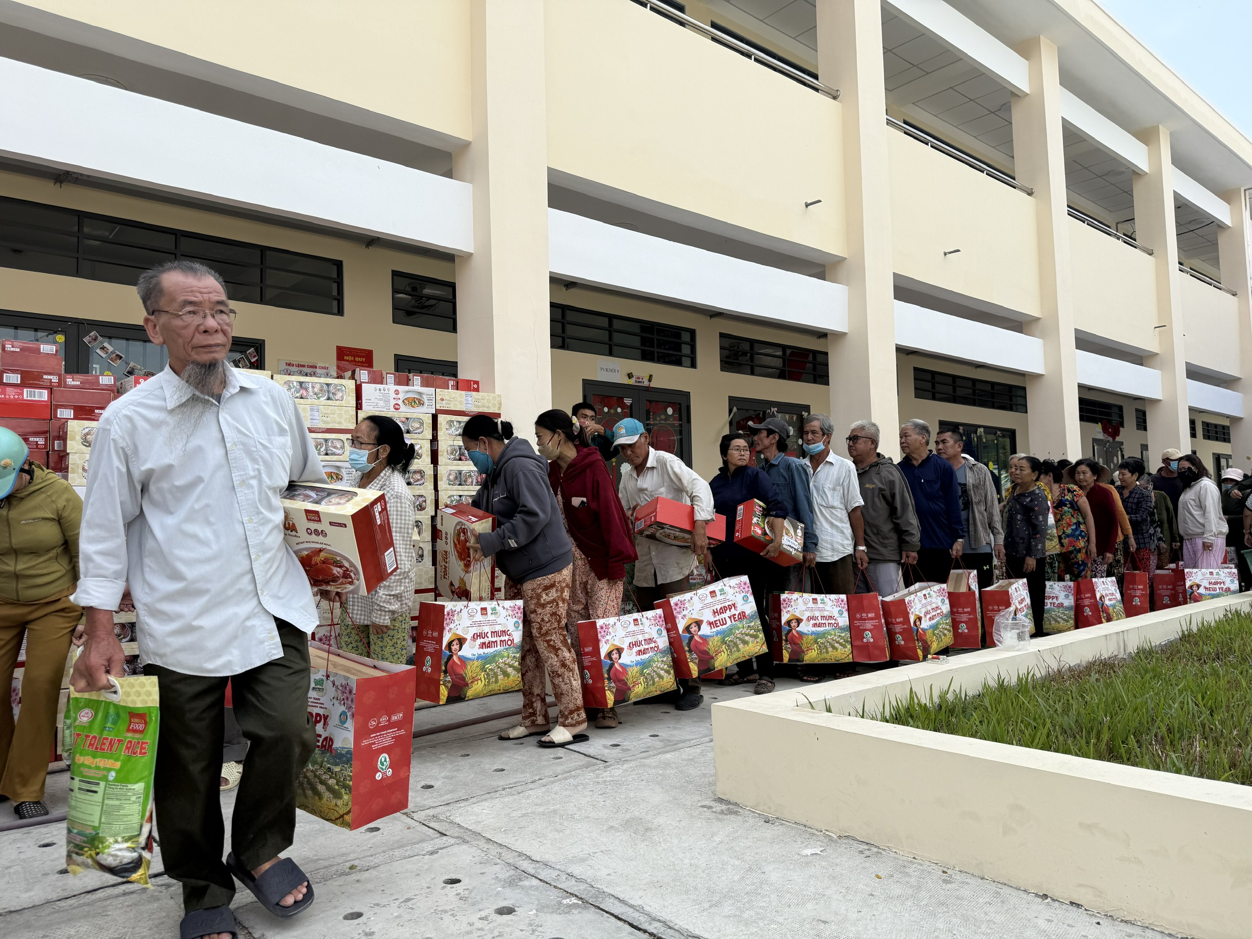 Trao 800 phần quà Tết đến với bà con Cần Giờ - Ảnh 6.