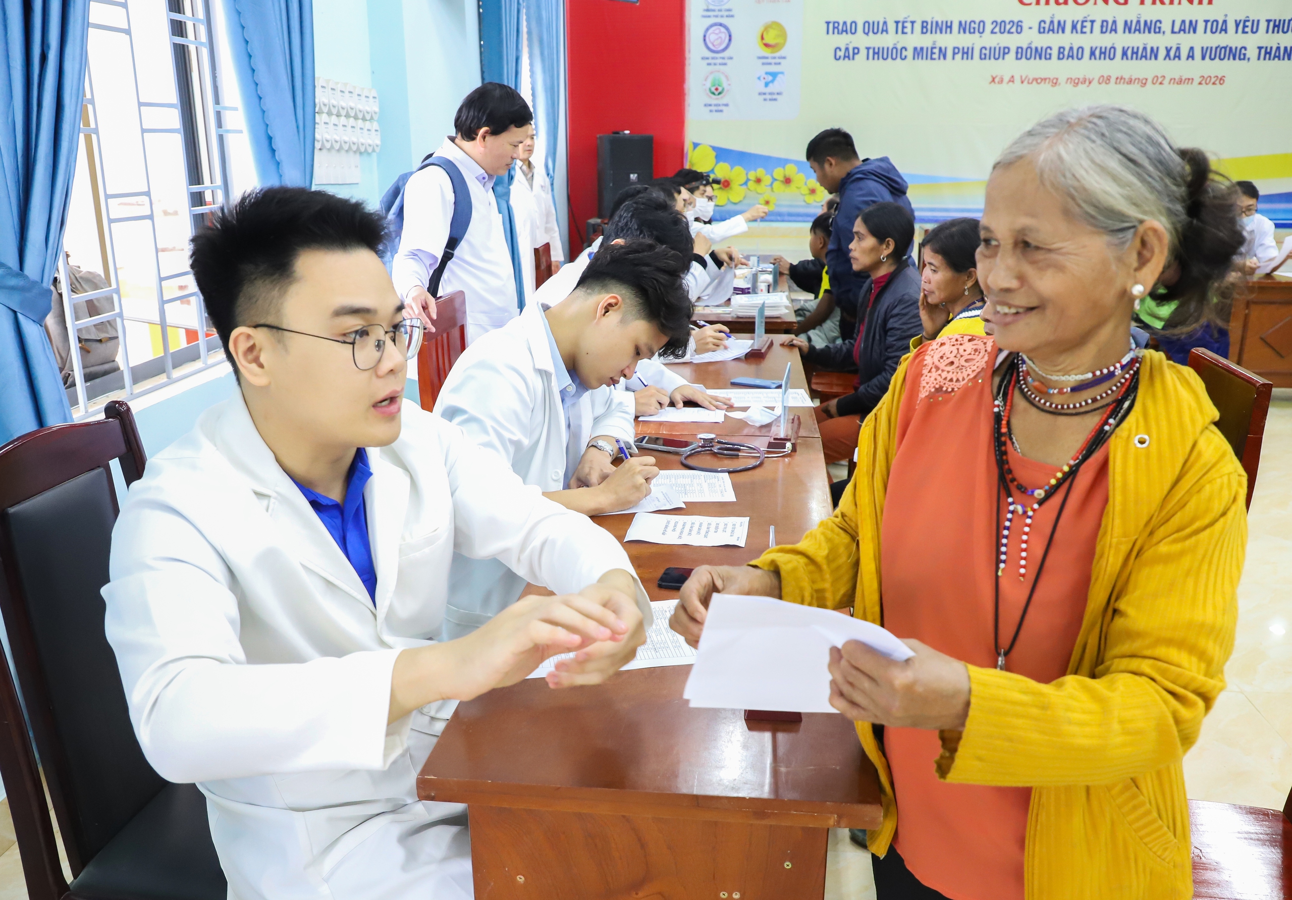 Trao hơn 1.000 phần quà Tết, khám sàng lọc cho đồng bào vùng cao Đà Nẵng - Ảnh 1.