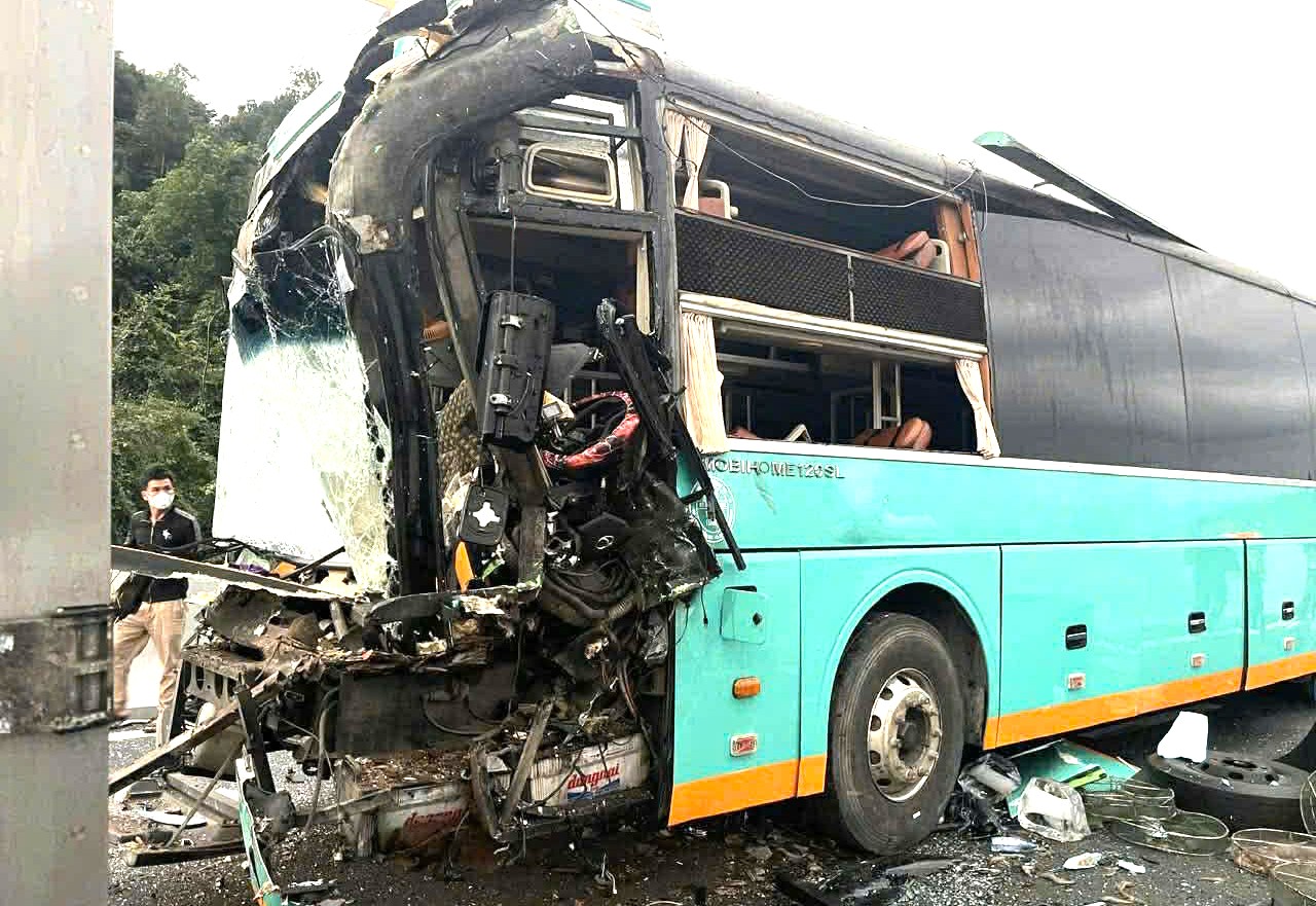 Tai nạn liên hoàn trên cao tốc Vân Phong - Nha Trang, kẹt xe kéo dài, CSGT mở điểm quay đầu khẩn cấp - Ảnh 1.
