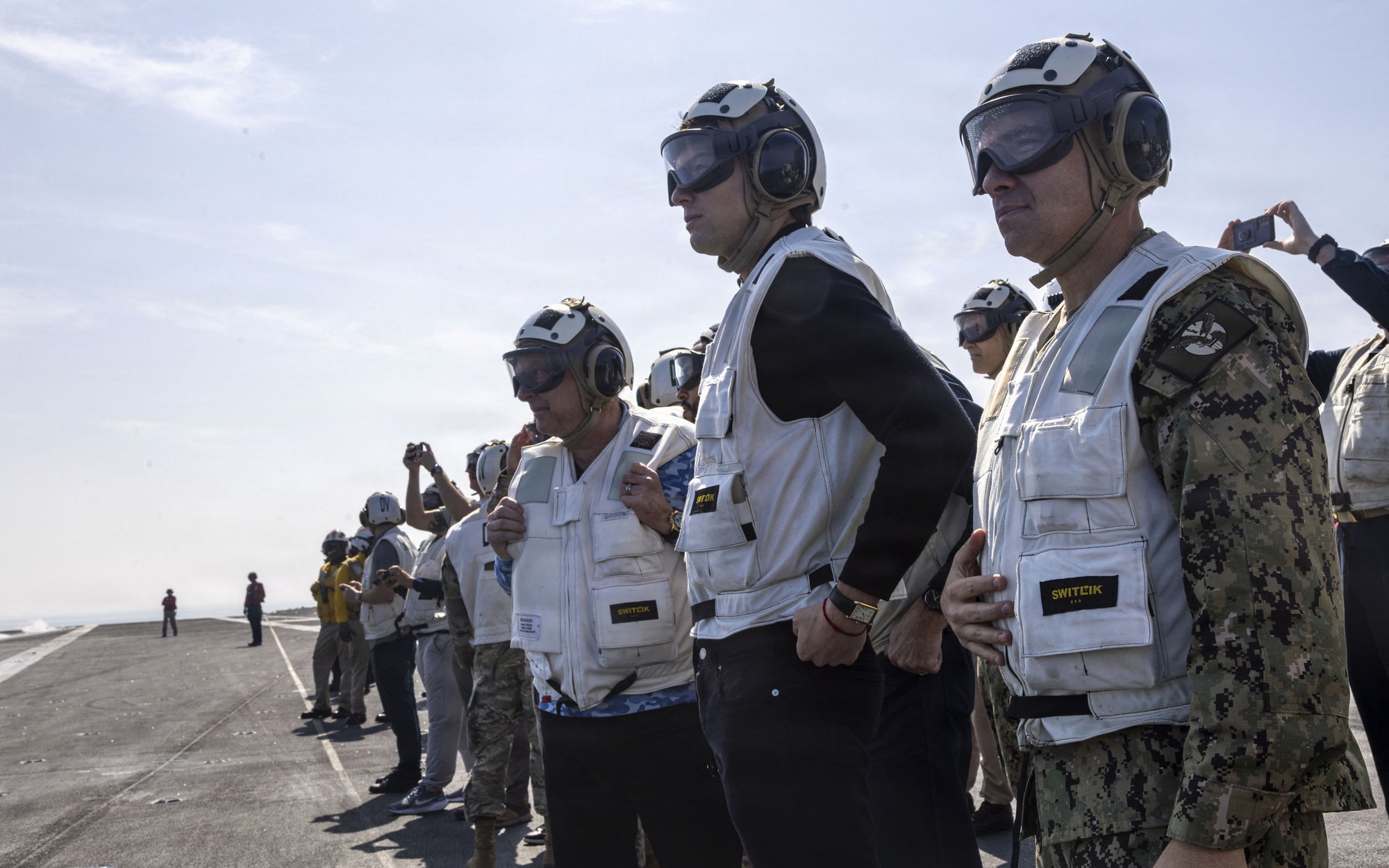 Ông Steve Witkoff và Jared Kushner thăm tàu sân bay USS Abraham Lincoln giữa đàm phán Iran