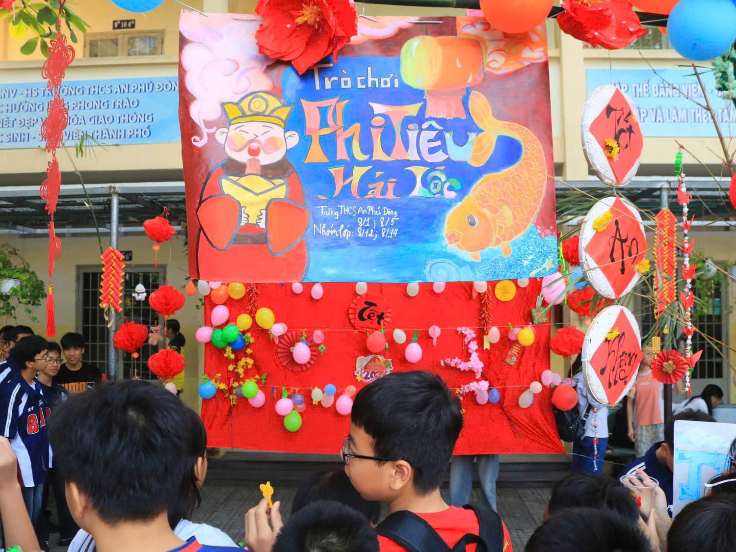 Học trò Trường THCS An Phú Đông bịt mắt bắt vịt ngay tại sân trường- Ảnh 2.