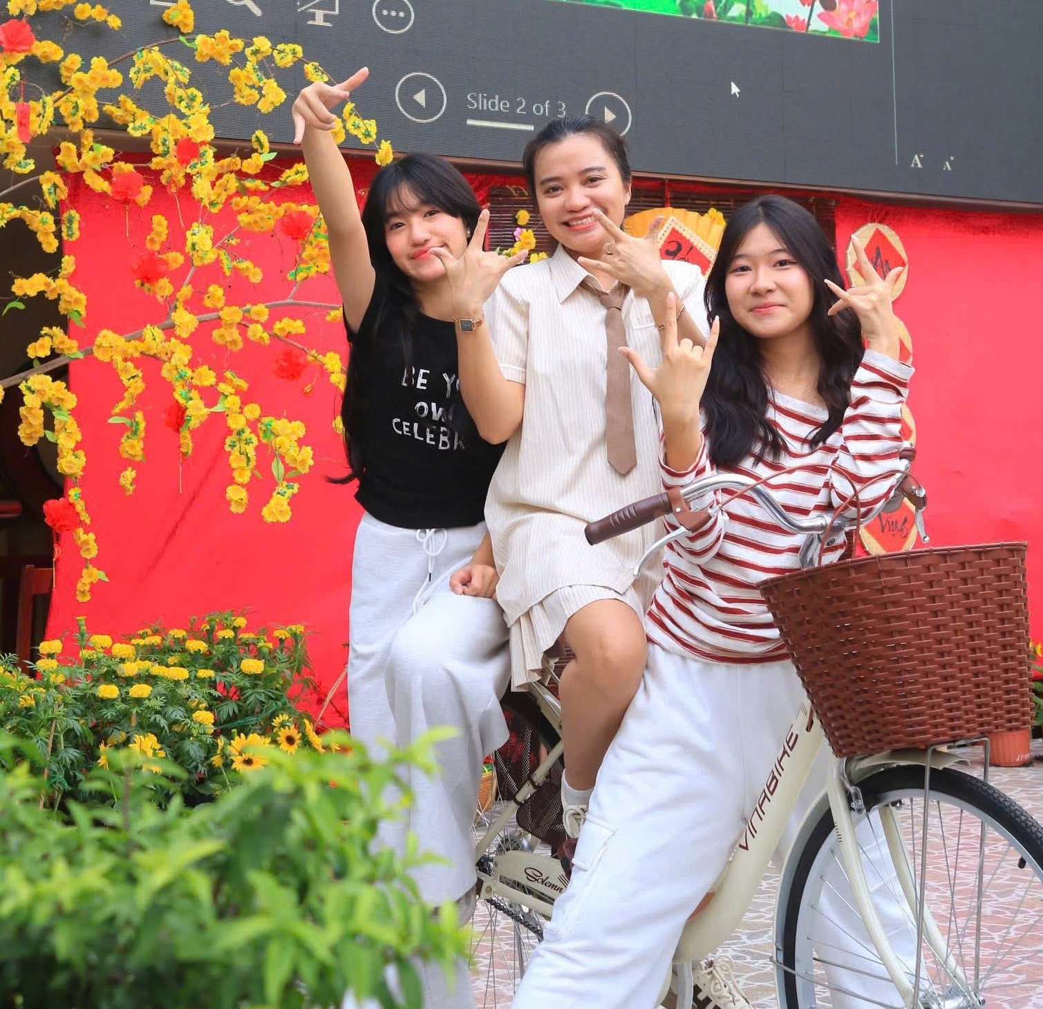 Học trò Trường THCS An Phú Đông bịt mắt bắt vịt ngay tại sân trường- Ảnh 6.