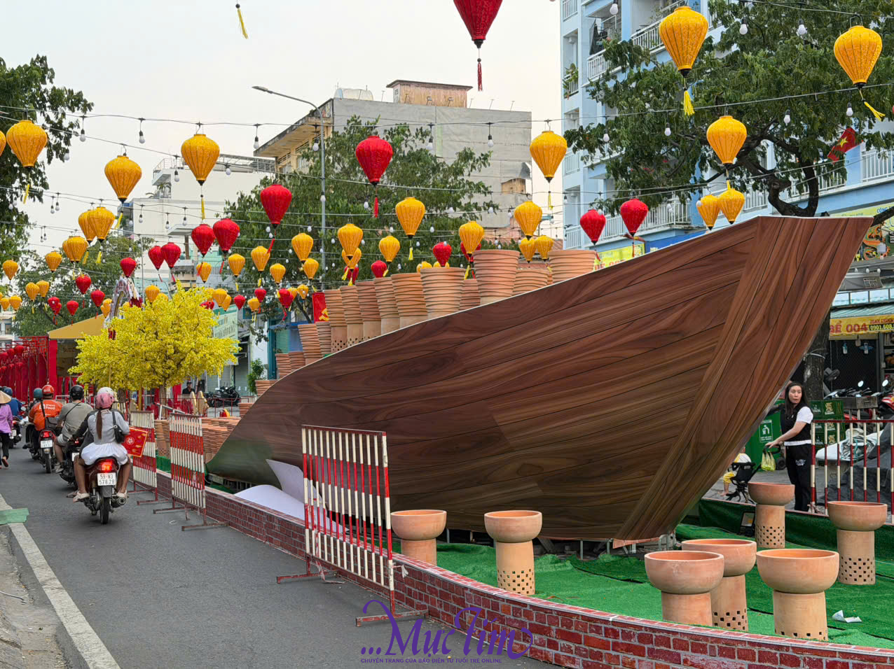 Người dân tham quan mua sắm sớm tại chợ hoa xuân 'Trên bến dưới thuyền'- Ảnh 6.