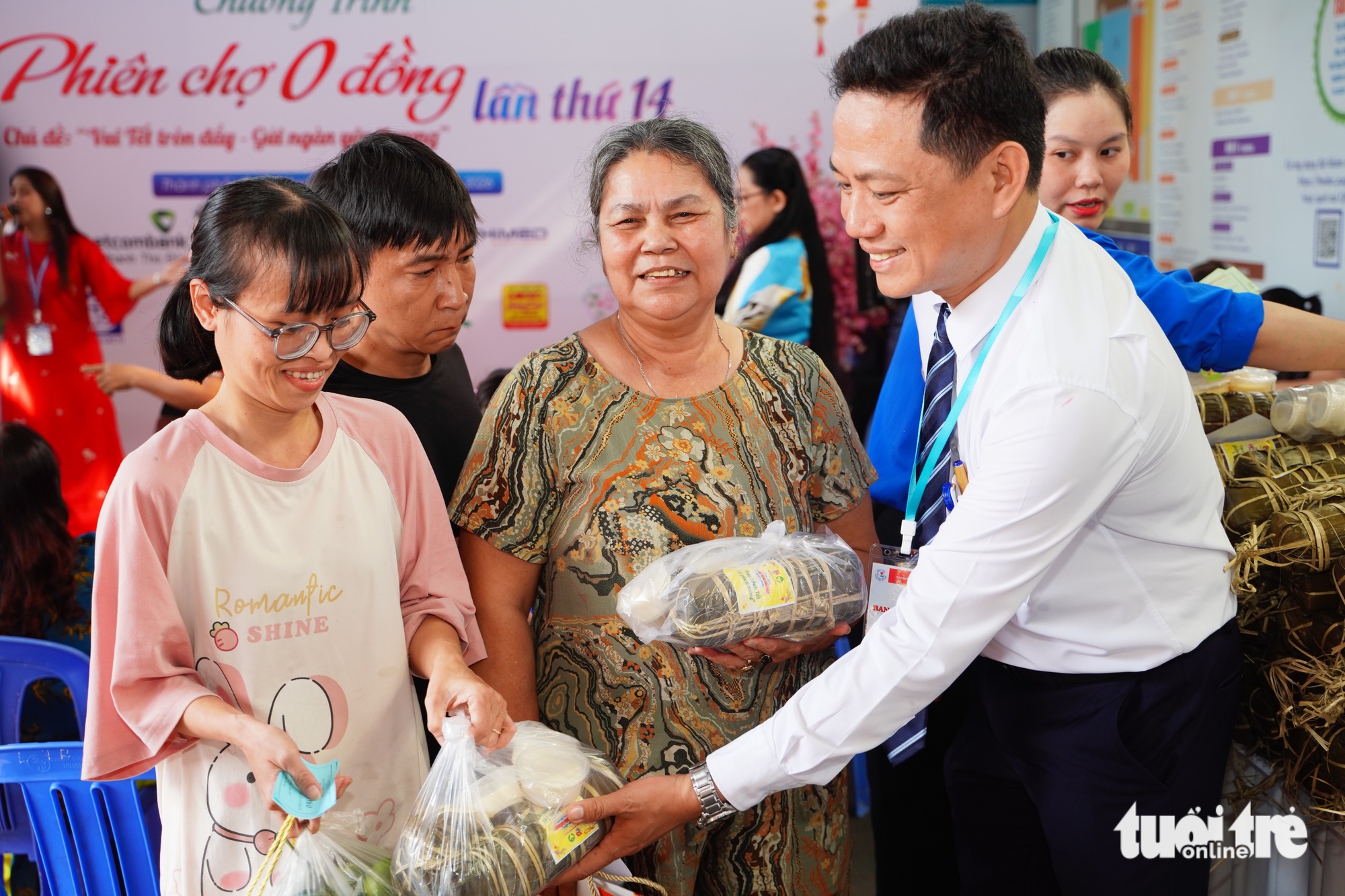 phiên chợ tết - Ảnh 1.