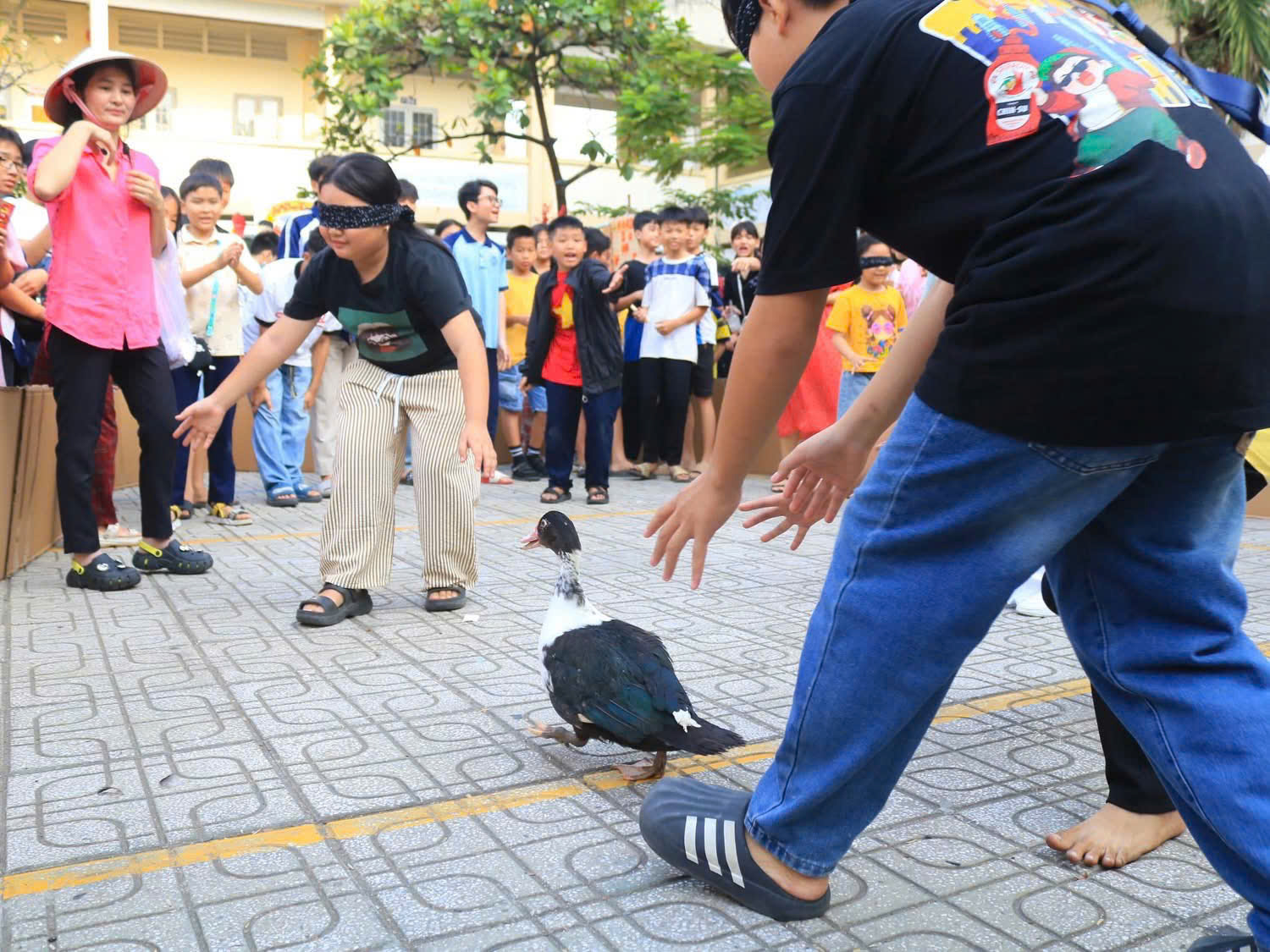 Học trò Trường THCS An Phú Đông bịt mắt bắt vịt ngay tại sân trường- Ảnh 3.