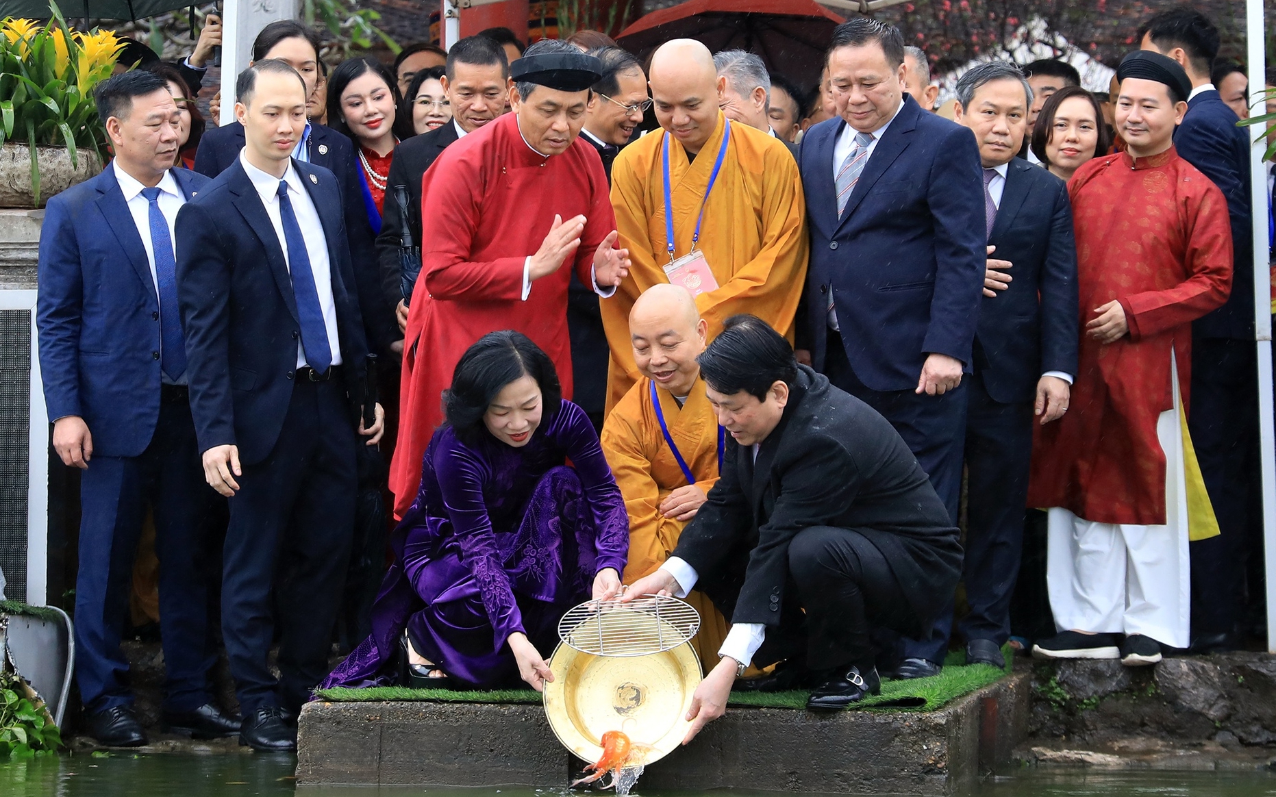 Chủ tịch nước Lương Cường và kiều bào thả cá chép tại đền Ngọc Sơn trong Xuân quê hương 2026