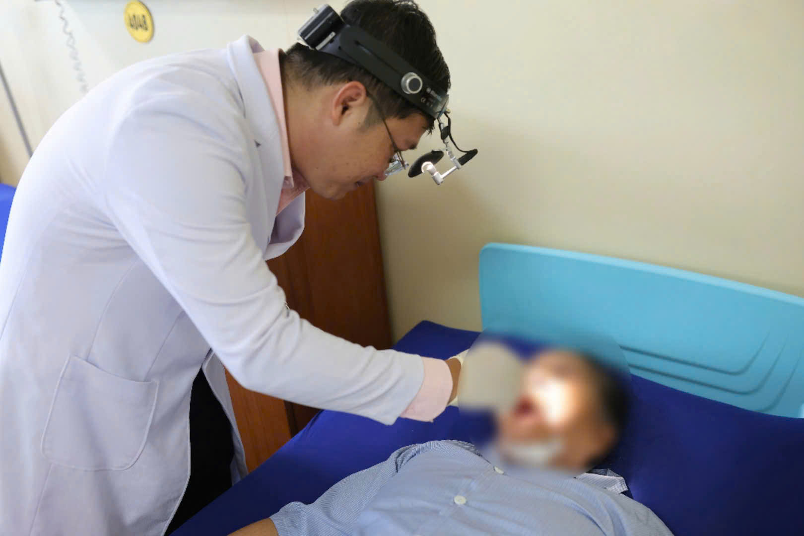 Xương cá ăn sâu vào cơ cằm bà cụ 77 tuổi, phải chụp CT mới phát hiện - Ảnh 1.