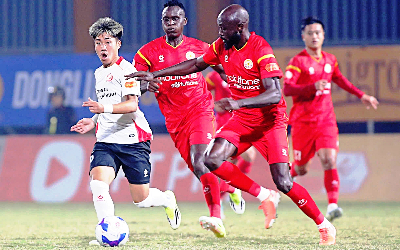 CLB Công An TP.HCM thắng chật vật Hà Lĩnh trong trận 'thủy chiến' - Ảnh 1.
