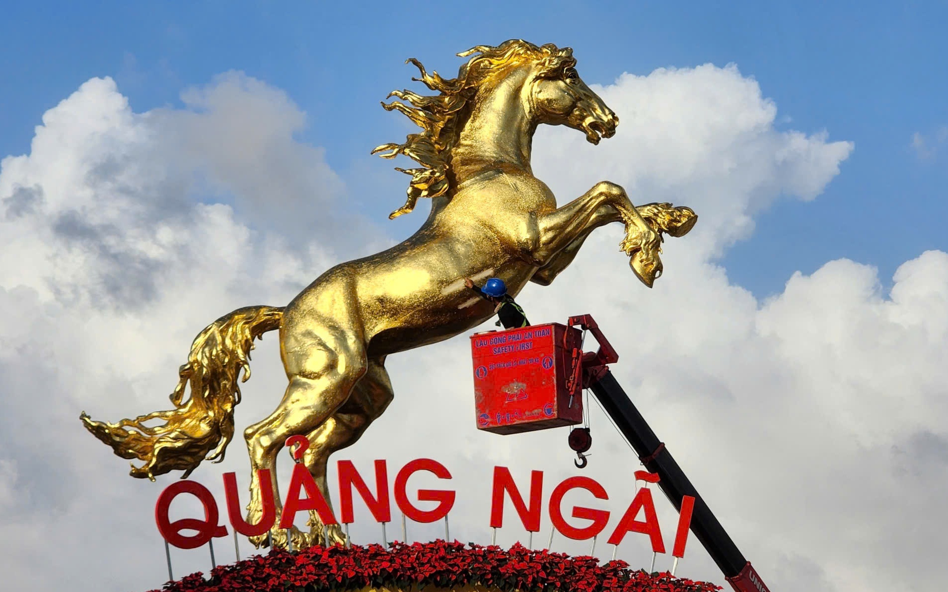 Linh vật ngựa vàng Quảng Ngãi đón Tết Bính Ngọ 2026 được người dân khen ngợi