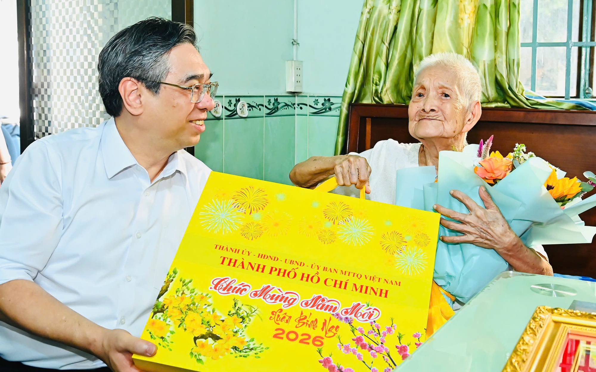 Lãnh đạo TP.HCM thăm hỏi, trao quà Tết cho các gia đình tiêu biểu và khó khăn