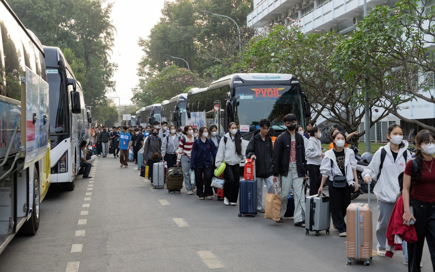 PVOIL Triển Khai 25 Chuyến Xe Đưa Hơn 1.000 Sinh Viên Về Quê Đón Tết Bính Ngọ 2026