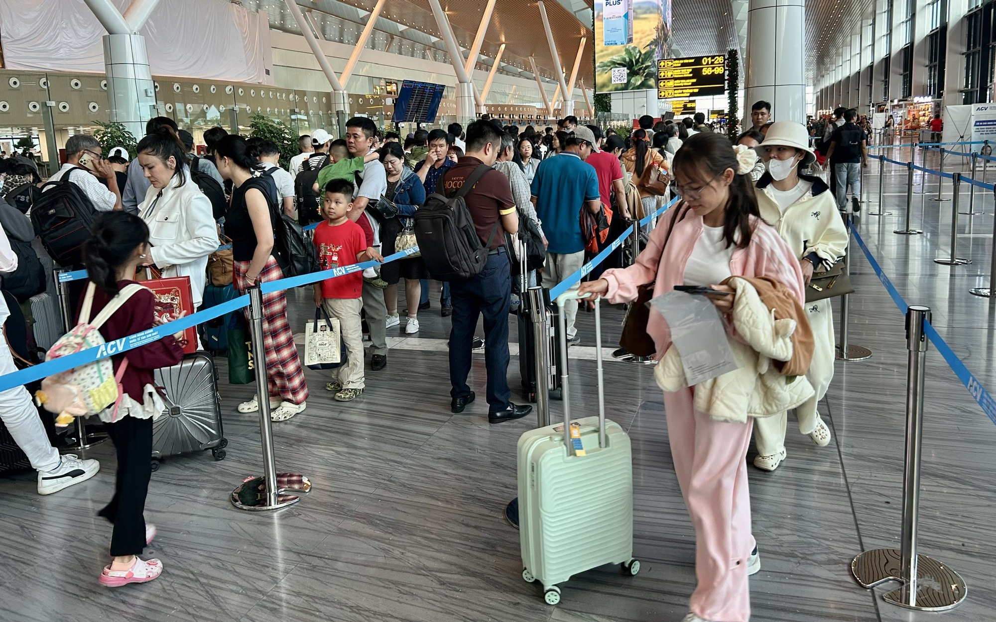 Sân bay Tân Sơn Nhất: Hành khách lạc lối giữa ba nhà ga trong cao điểm Tết 2026