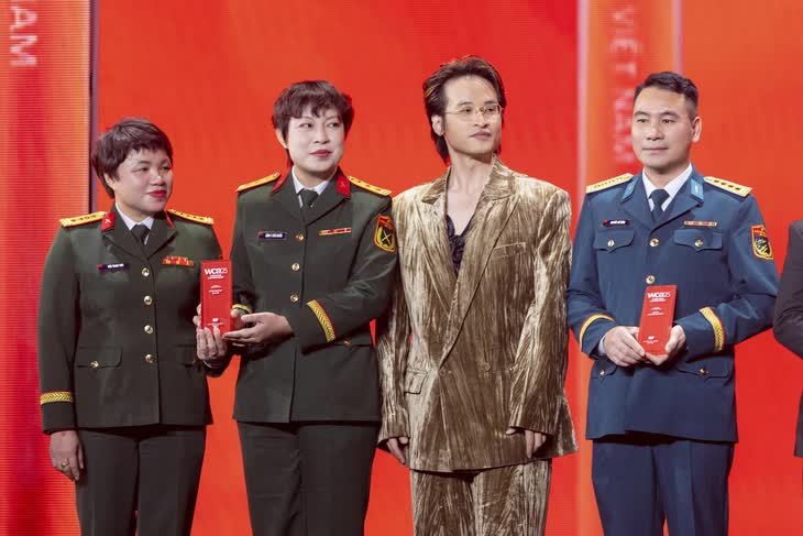 Steven Nguyễn và Mưa đỏ, Soobin, chị Vàng Thị Thông nhận giải WeChoice 2025- Ảnh 9.