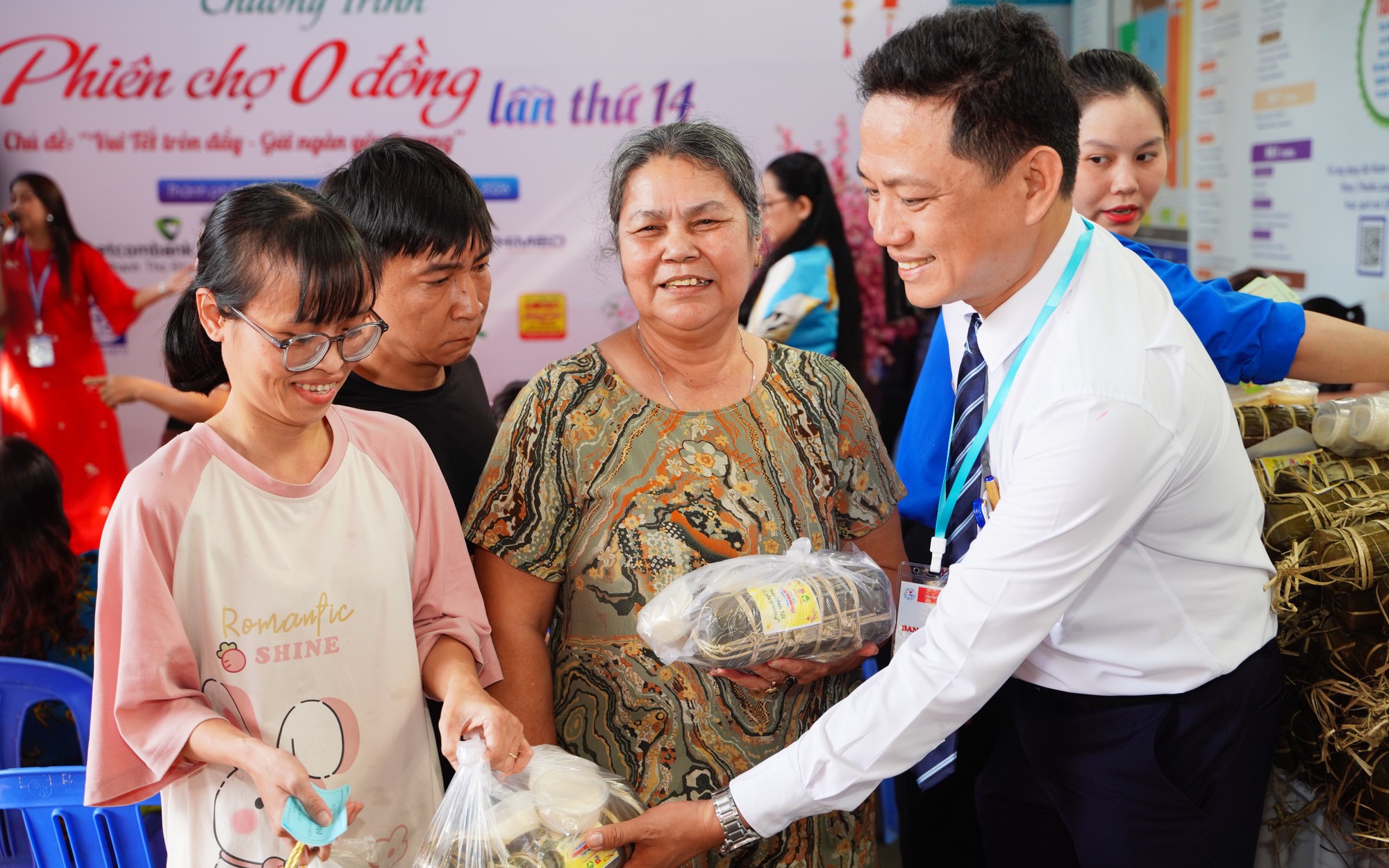 Phiên Chợ 0 Đồng Lan Tỏa Yêu Thương Tại Bệnh Viện, Mang Tết Ấm Đến Người Bệnh