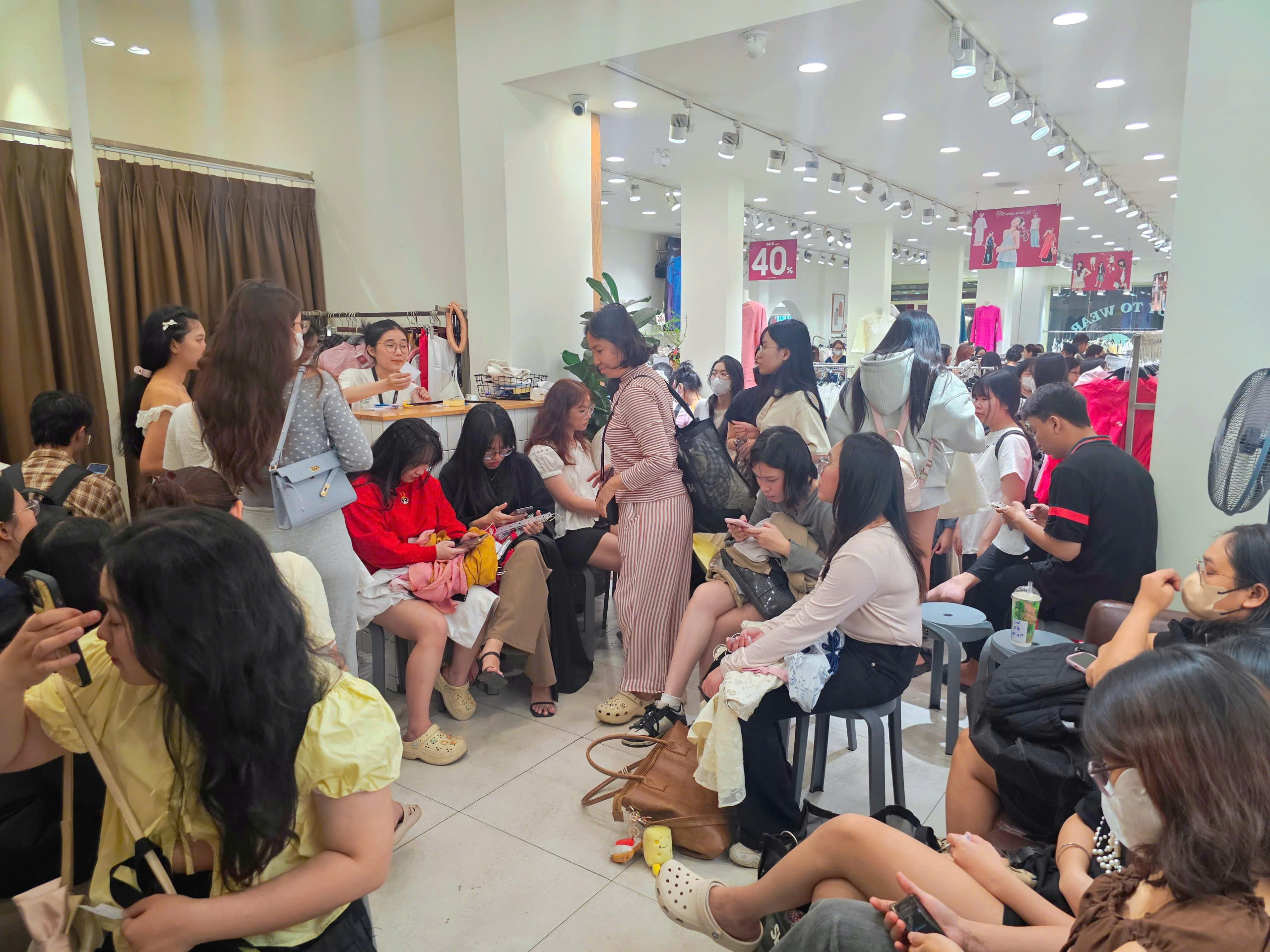 Chen chân đến nửa đêm để sắm đồ diện Tết tại TP.HCM - Ảnh 3.