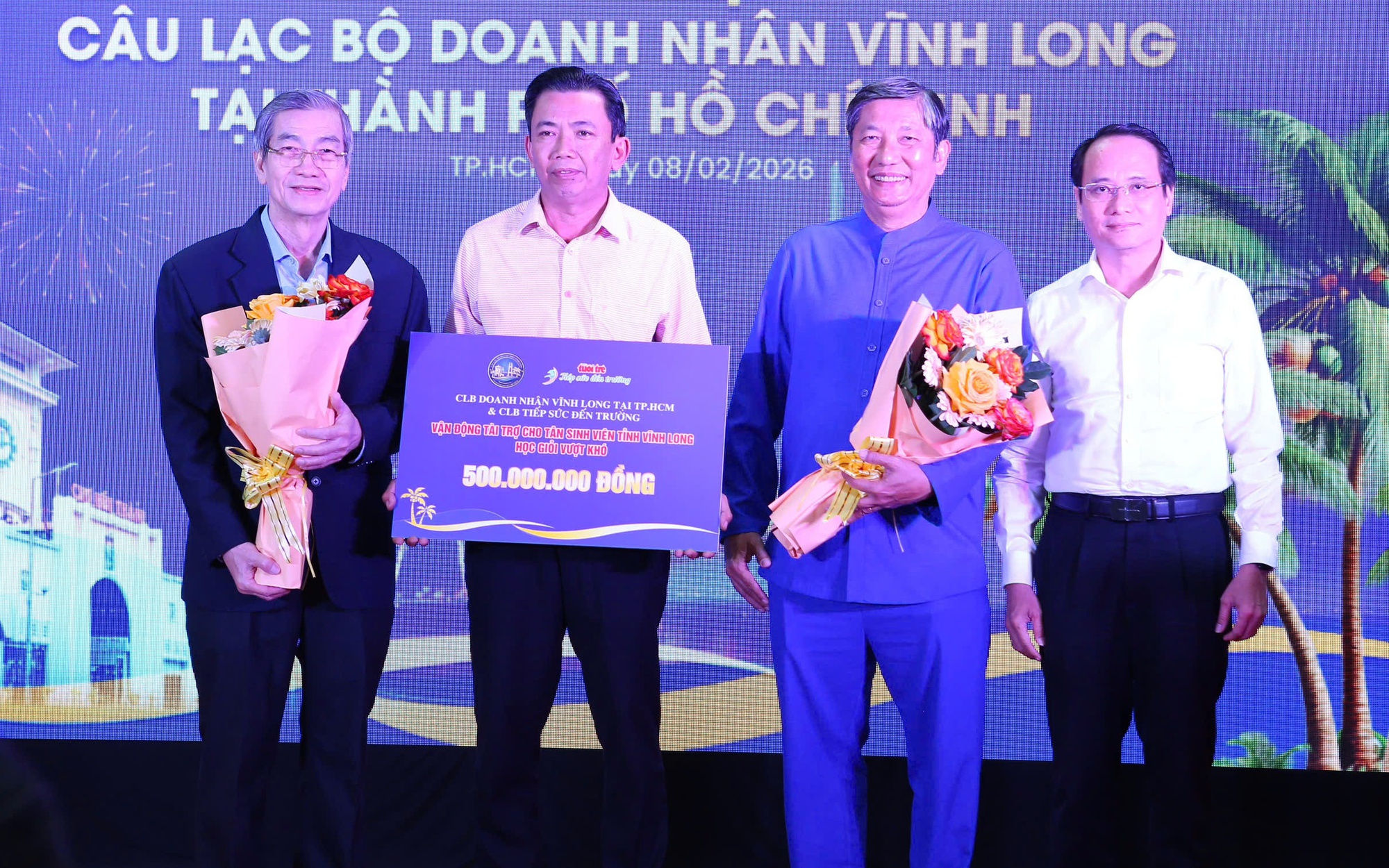 CLB Doanh nhân Vĩnh Long tại TP.HCM trao 500 triệu đồng hỗ trợ sinh viên khó khăn