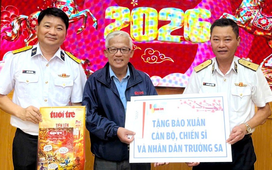 Báo Tuổi Trẻ Xuân 2026 được trao tặng quân dân Trường Sa và Vùng 4 Hải quân