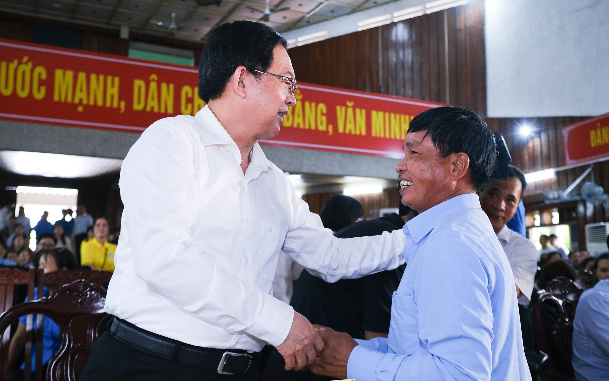 Phó Thủ tướng Hồ Quốc Dũng thăm, chúc Tết người dân và công nhân tại Gia Lai
