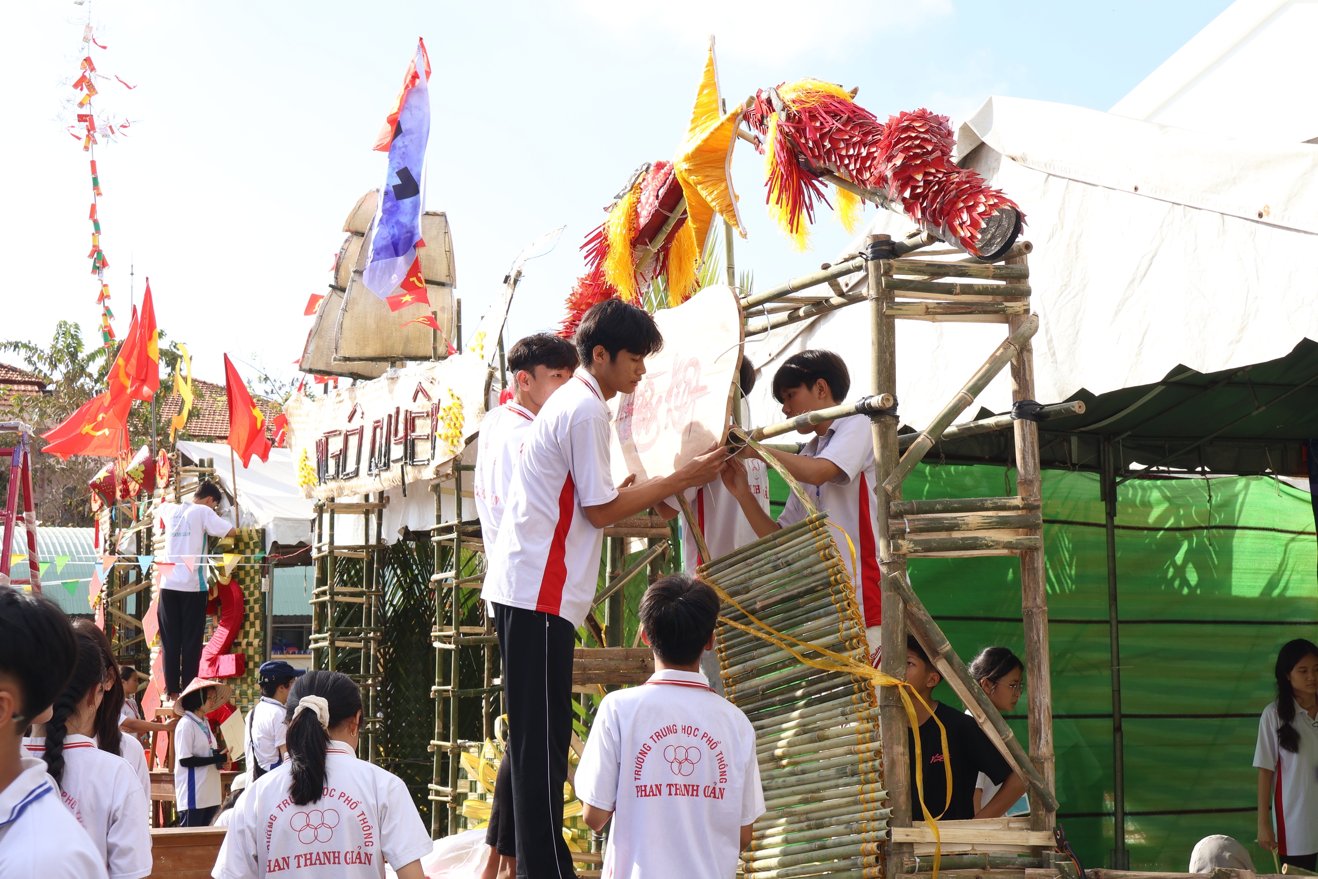 Học trò Trường THPT Phan Thanh Giản, Vĩnh Long cháy hết mình trong hội trại truyền thống- Ảnh 2.