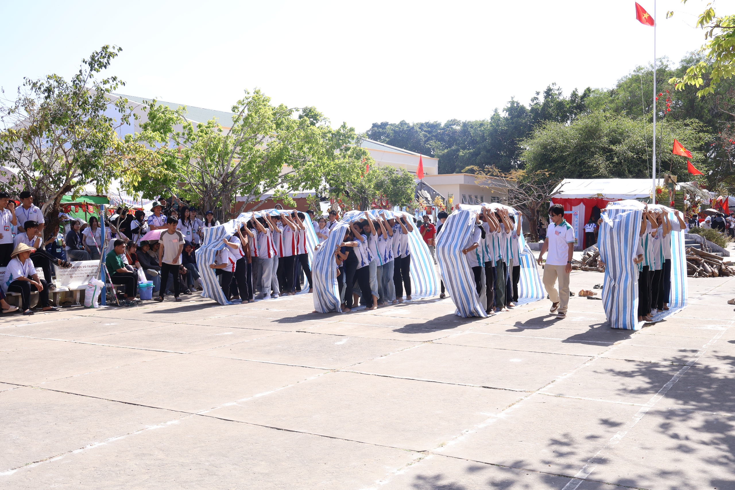 Học trò Trường THPT Phan Thanh Giản, Vĩnh Long cháy hết mình trong hội trại truyền thống- Ảnh 7.