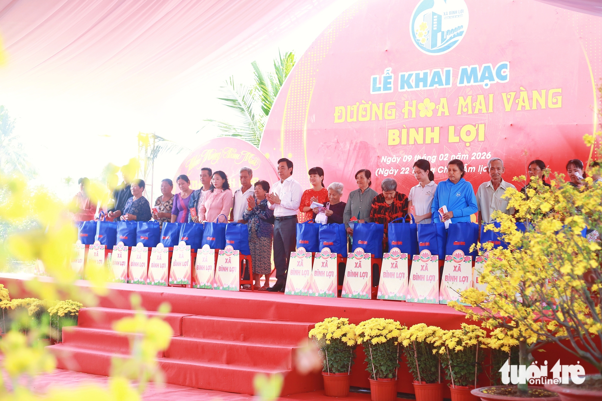 Báo Tuổi Trẻ và xã Bình Lợi trao quà Tết cho trẻ em và hộ dân khó khăn - Ảnh 1.