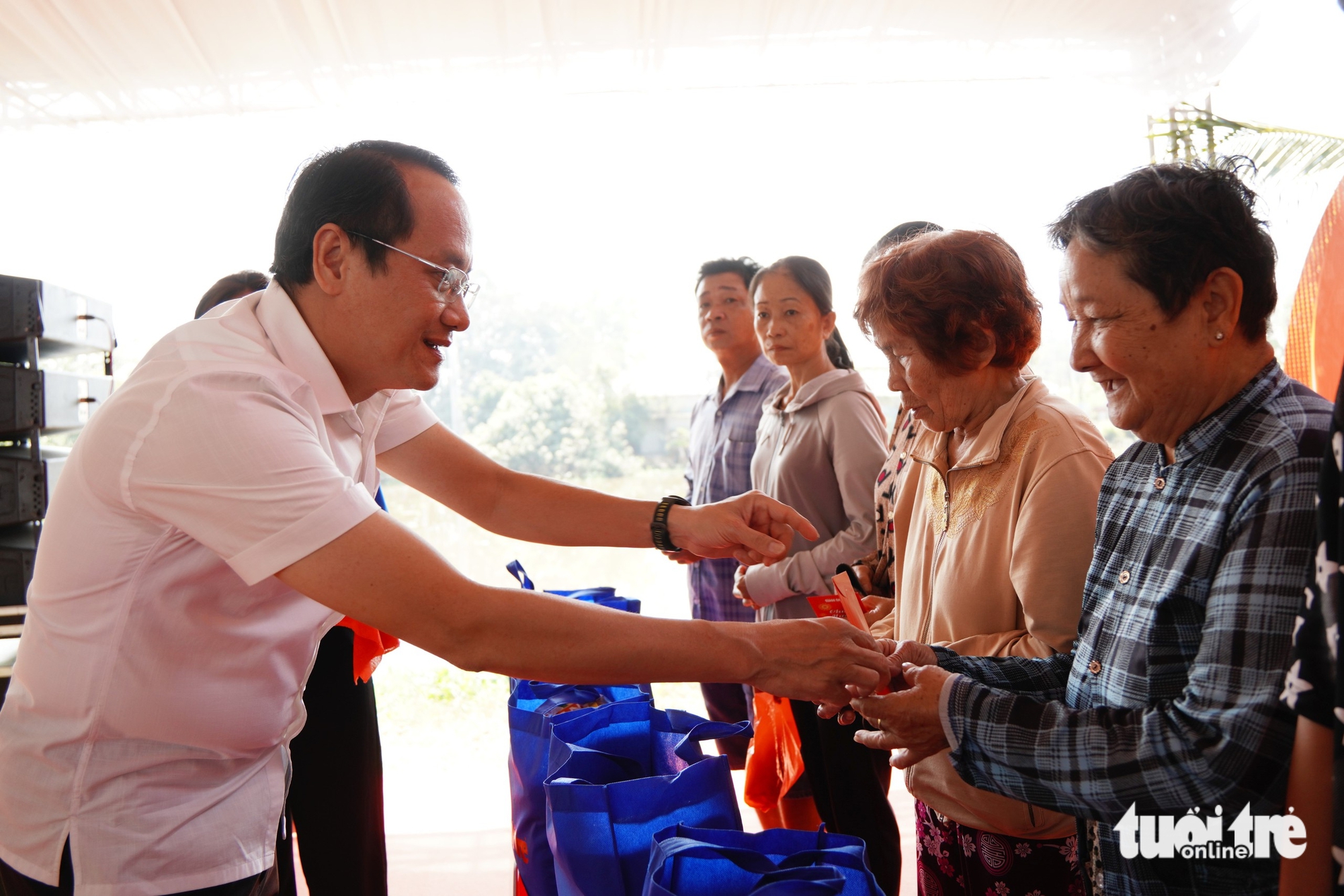 Báo Tuổi Trẻ và xã Bình Lợi trao quà Tết cho trẻ em và hộ dân khó khăn - Ảnh 3.