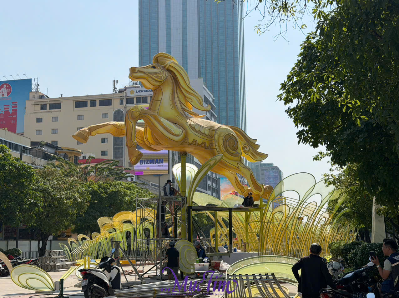 Linh vật ngựa khổng lồ xuất hiện tại đường hoa Nguyễn Huệ- Ảnh 1.