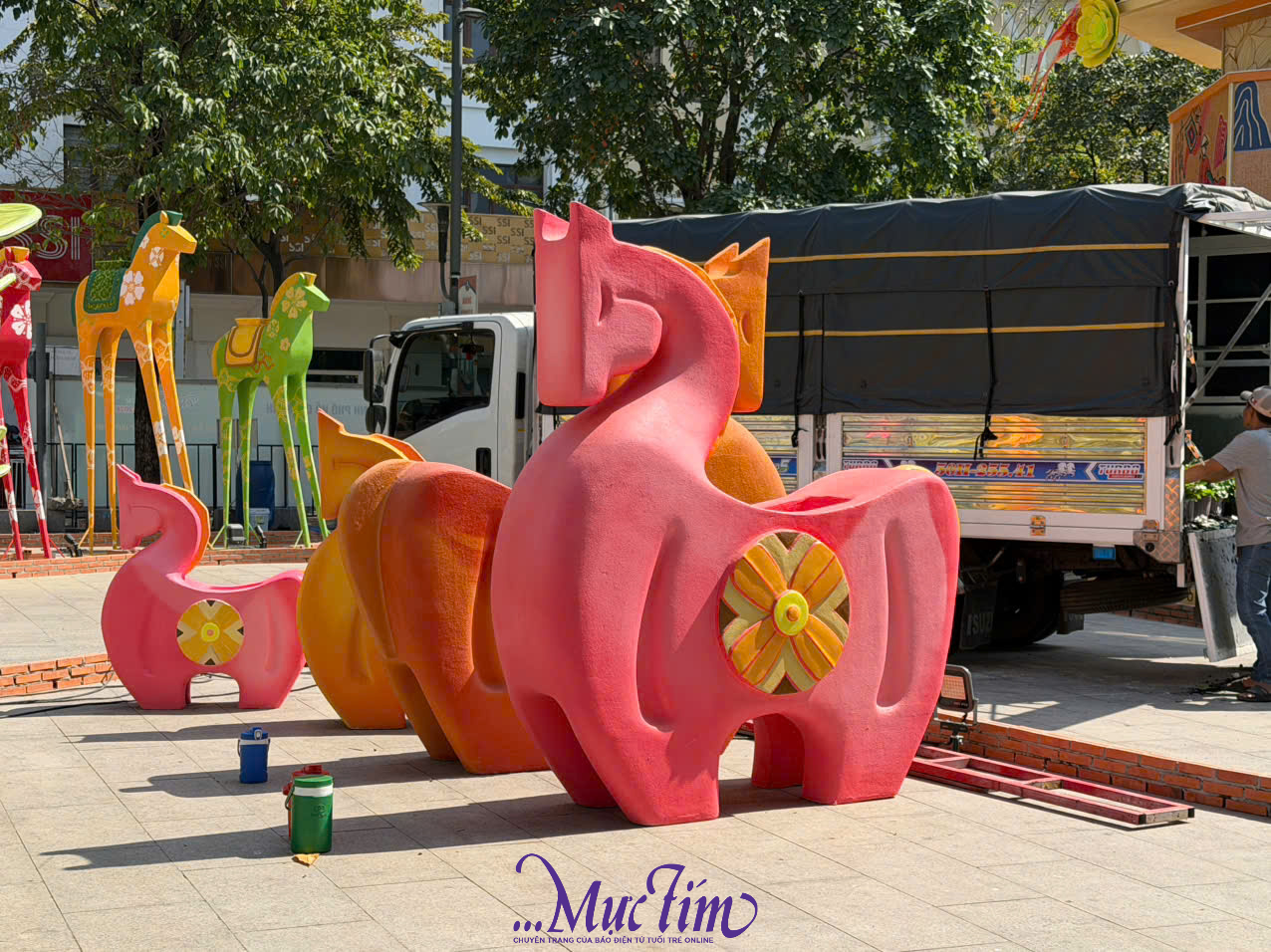 Linh vật ngựa khổng lồ xuất hiện tại đường hoa Nguyễn Huệ- Ảnh 2.