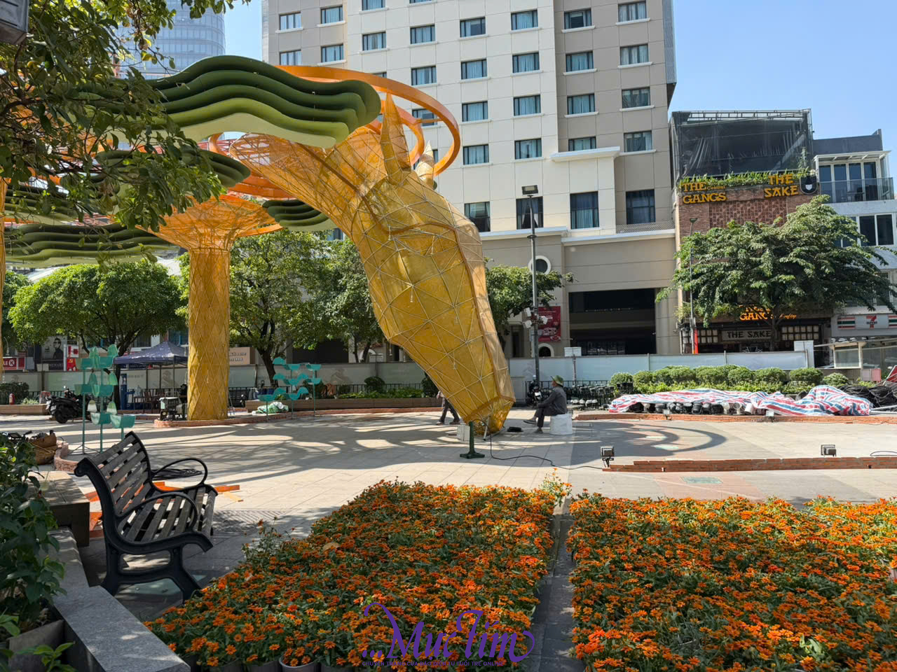 Linh vật ngựa khổng lồ xuất hiện tại đường hoa Nguyễn Huệ- Ảnh 3.