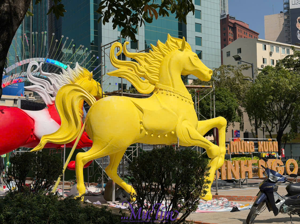 Linh vật ngựa khổng lồ xuất hiện tại đường hoa Nguyễn Huệ- Ảnh 4.