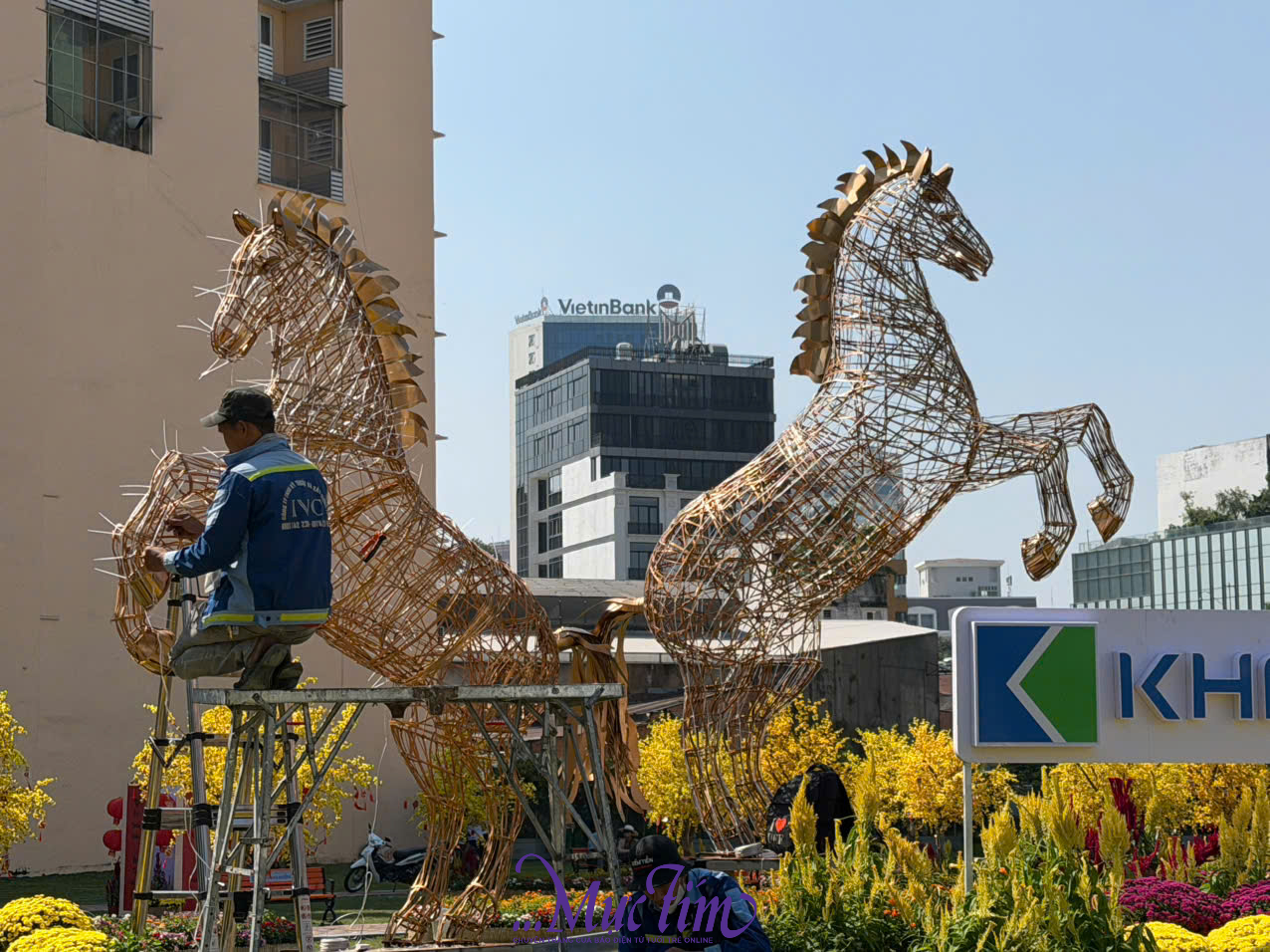 Linh vật ngựa khổng lồ xuất hiện tại đường hoa Nguyễn Huệ- Ảnh 5.