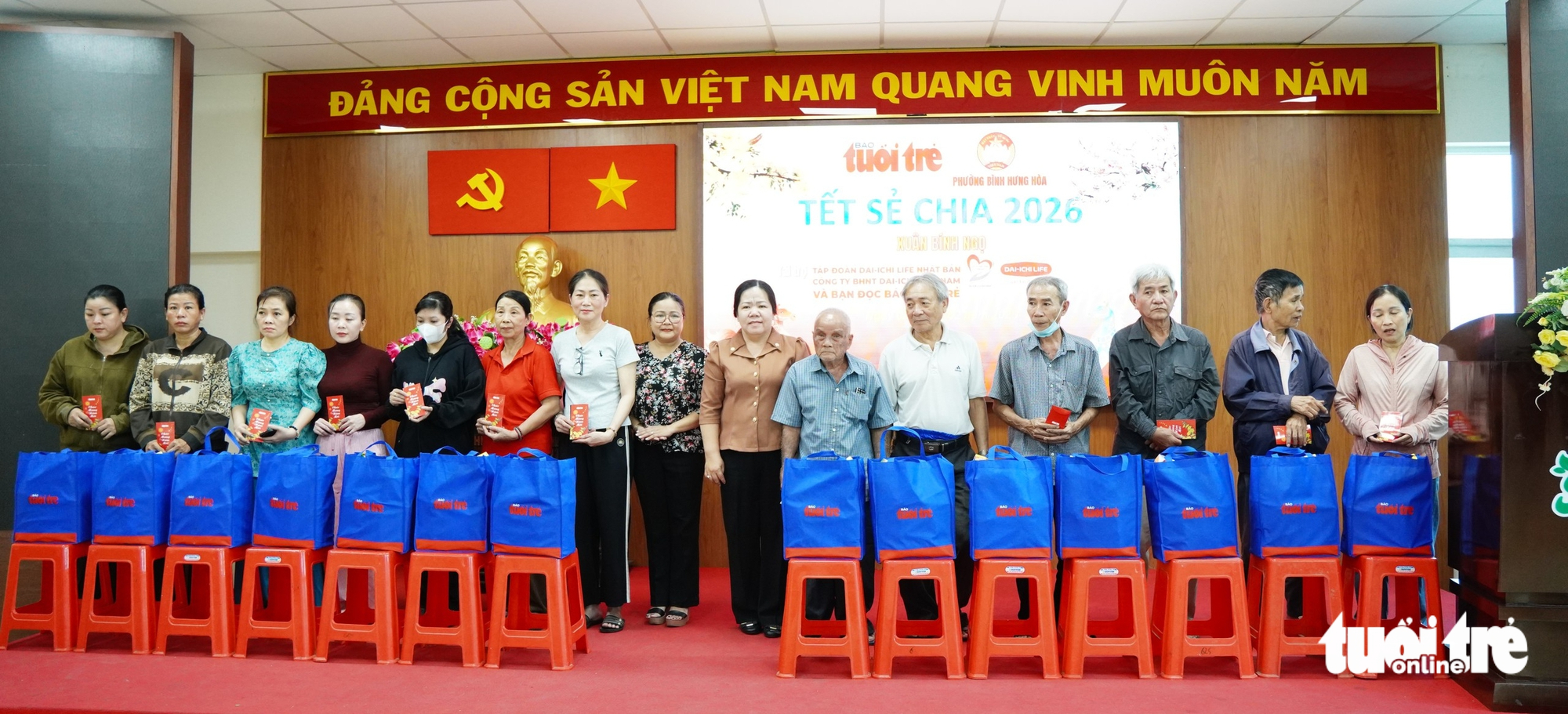 Báo Tuổi Trẻ trao 100 phần quà chăm lo Tết cho người dân phường Bình Hưng Hòa - Ảnh 1.