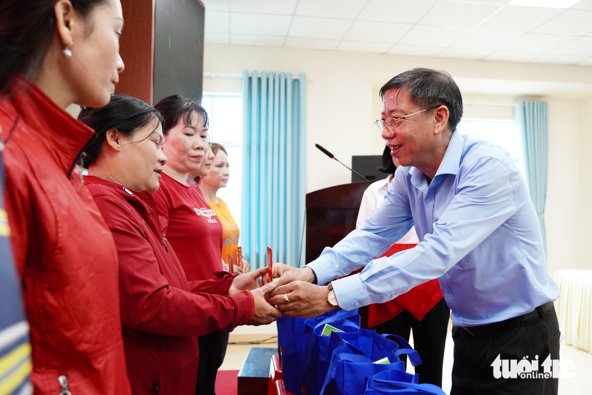 Báo Tuổi Trẻ trao 100 phần quà chăm lo Tết cho người dân phường Bình Hưng Hòa  - Ảnh 4.