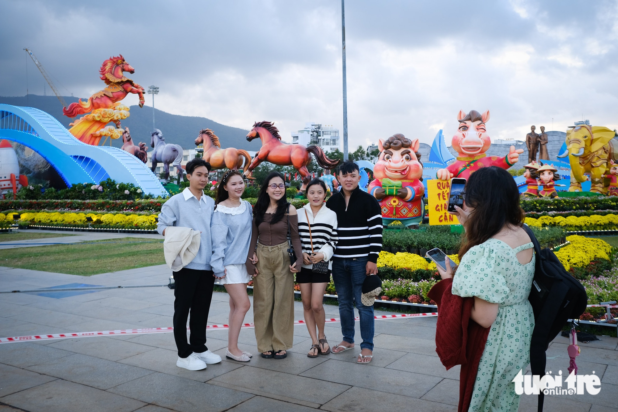 Ngựa 'mặt quạu' Gia Lai xài iPhone 17 nổi như cồn khắp cõi mạng - Ảnh 7.