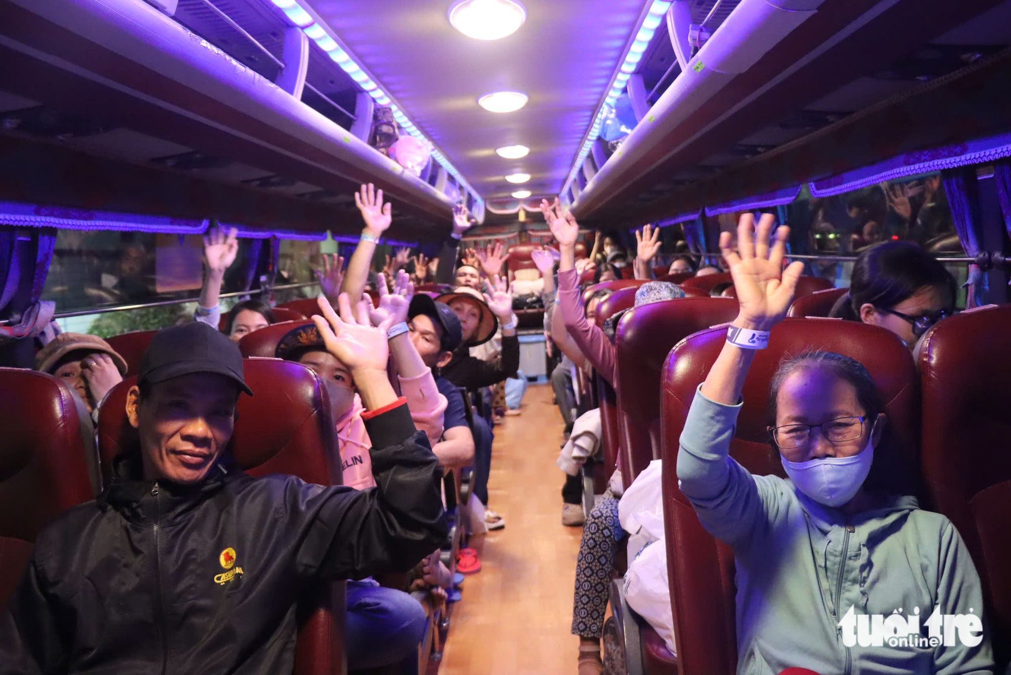 Đêm Sài Gòn, 'Chuyến xe số 7+' đưa 300 bà con khó khăn về quê ăn Tết - Ảnh 3.