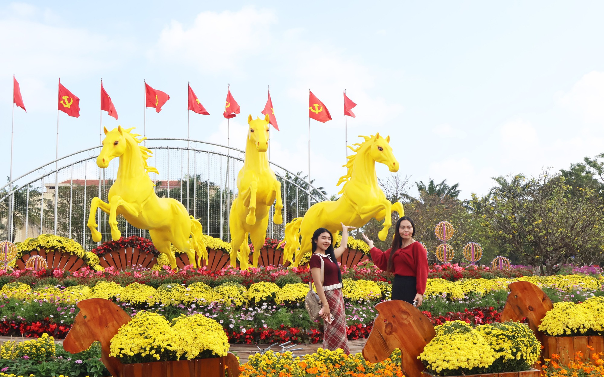 Đà Nẵng trang trí quảng trường 24-3 với bộ ba ngựa vàng 'Tam mã phi thiên'