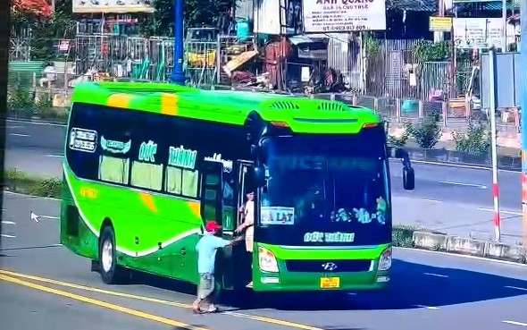Hai tài xế xe khách giường nằm bị phạt vì đón khách sai quy định tại TP.HCM