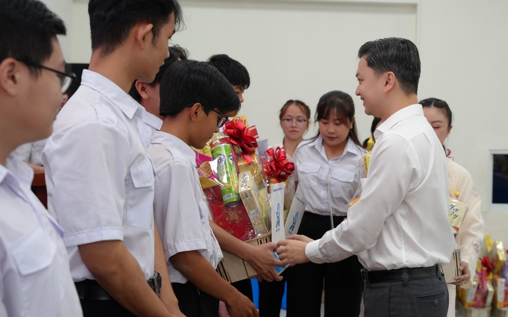 Chủ tịch Hội Sinh viên Việt Nam trao quà Tết động viên cán bộ tại TP.HCM
