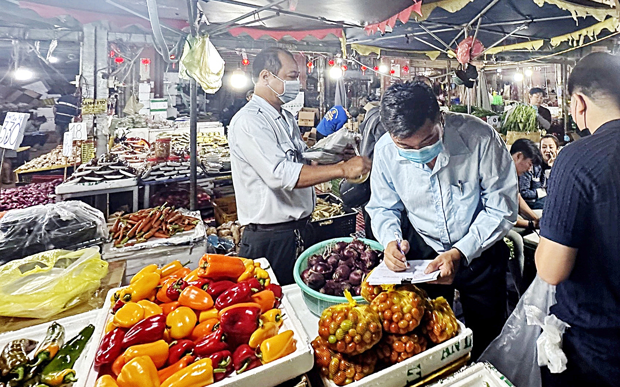 Người tiêu dùng TP.HCM thận trọng chọn thực phẩm an toàn dịp Tết Bính Ngọ 2026