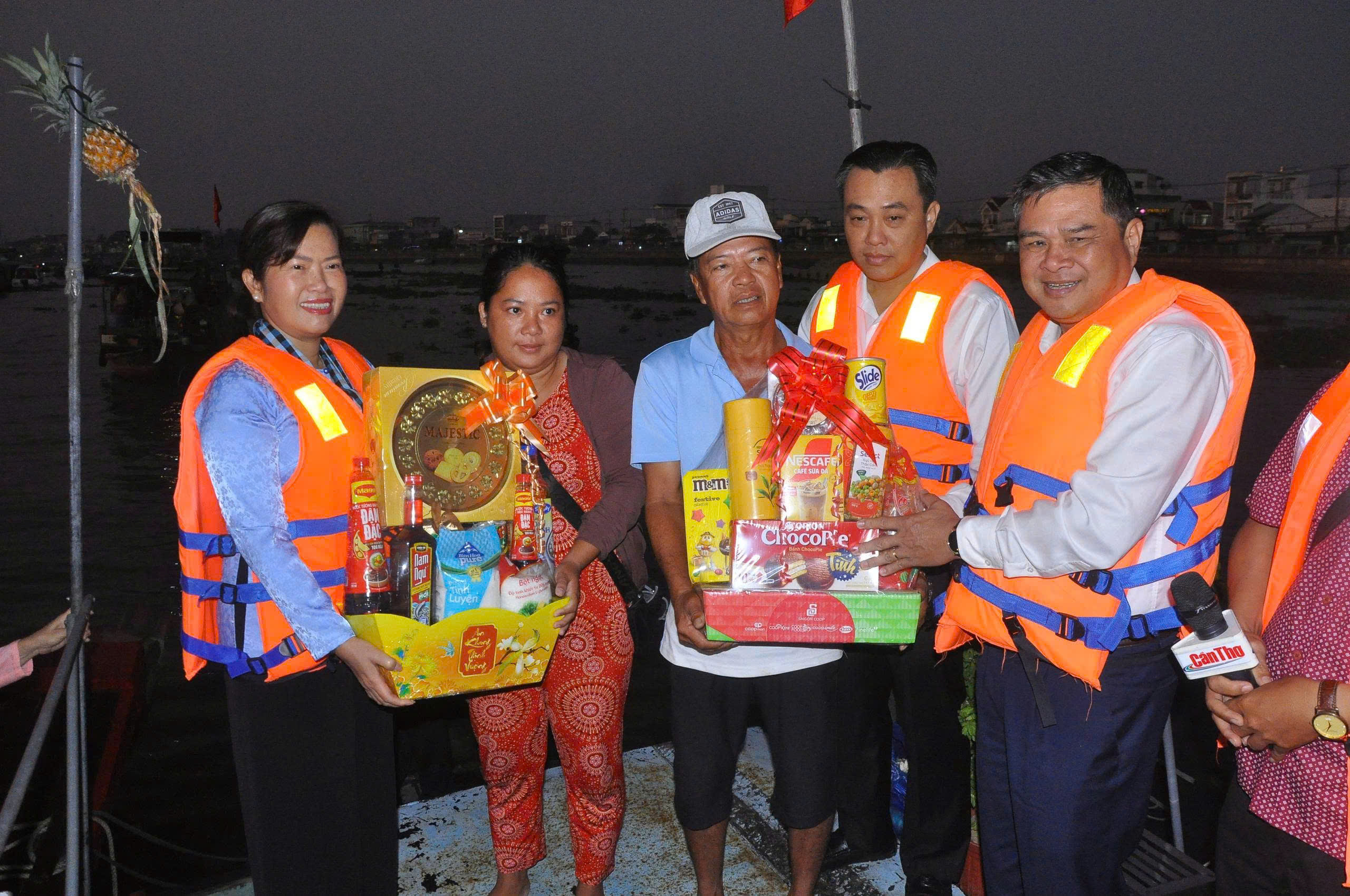 Tờ mờ sáng, thương hồ chợ nổi Cái Răng bất ngờ nhận quà Tết của thành phố - Ảnh 1.